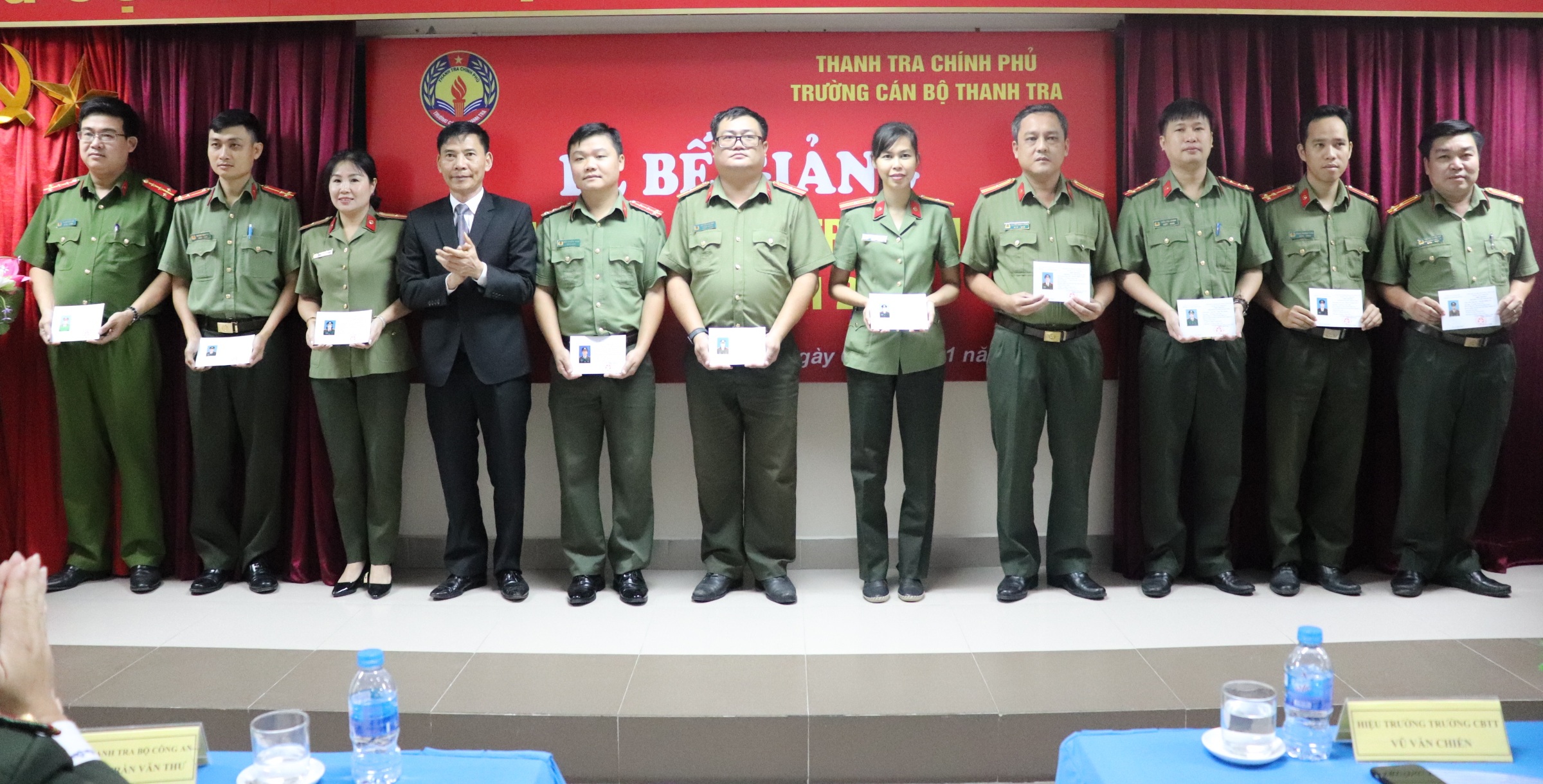 Ông Vũ Văn Chiến TTVCC HIệu trưởng Nhà trường trao chứng chỉ cho học viên