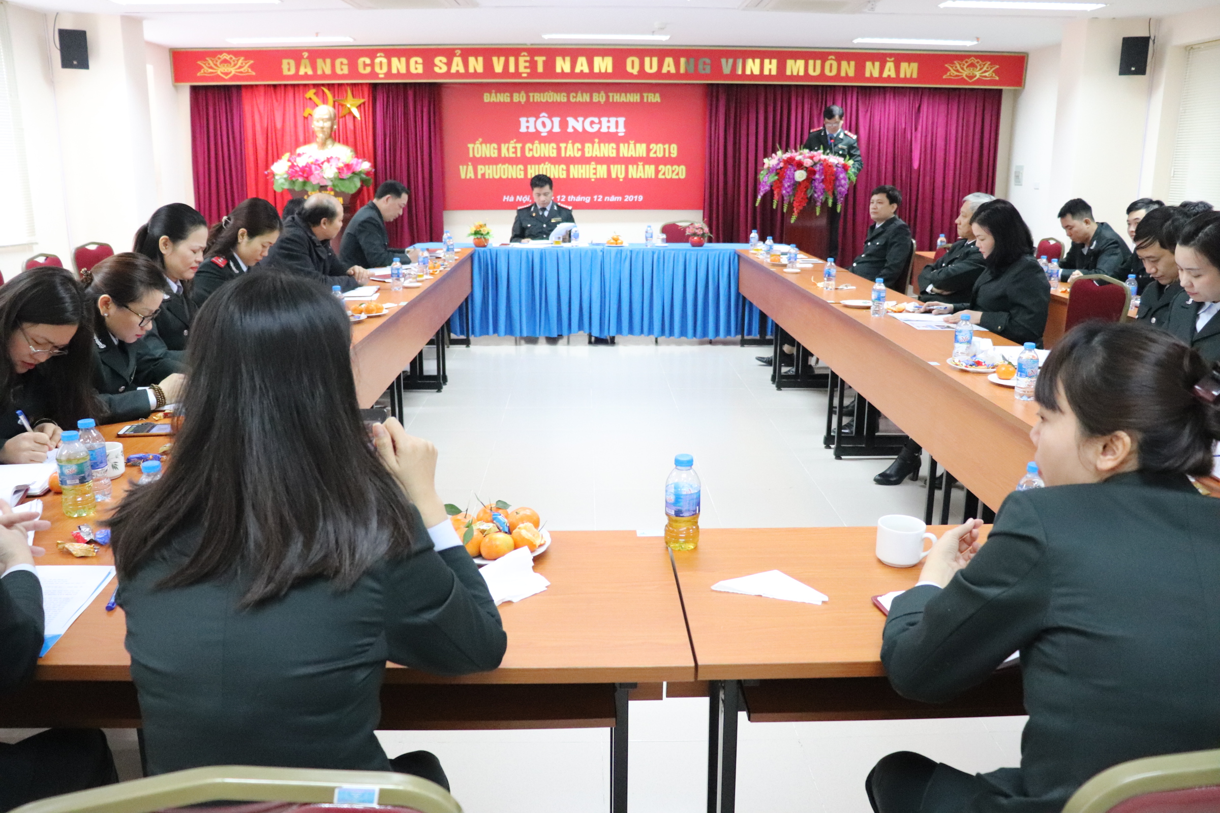 Đồng chí Bùi Công Môn Đảng ủy viên báo cáo tổng kết trước Hội nghị