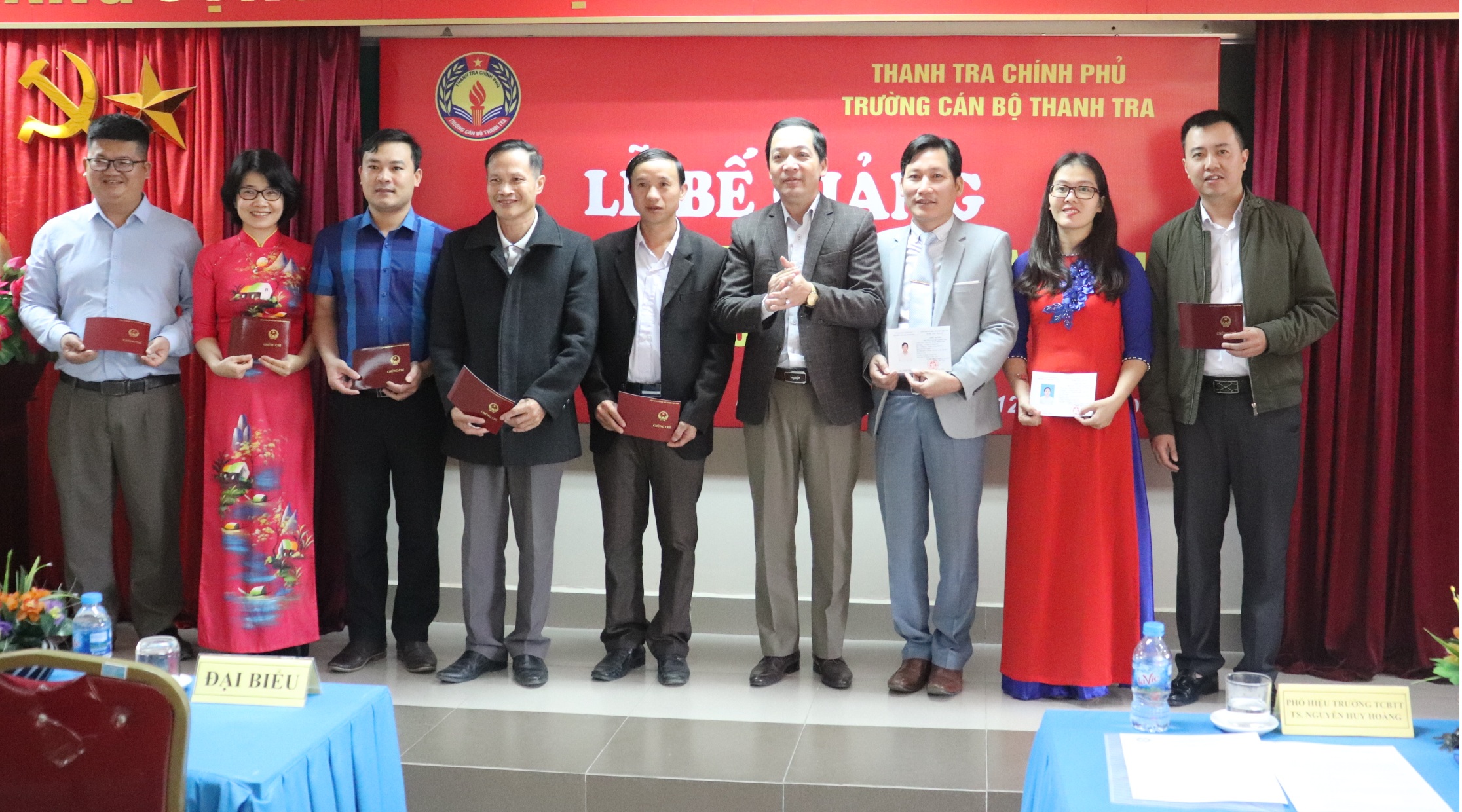 TS Nguyễn Huy Hoàng PHT nhà trường trao chứng chỉ cho HV