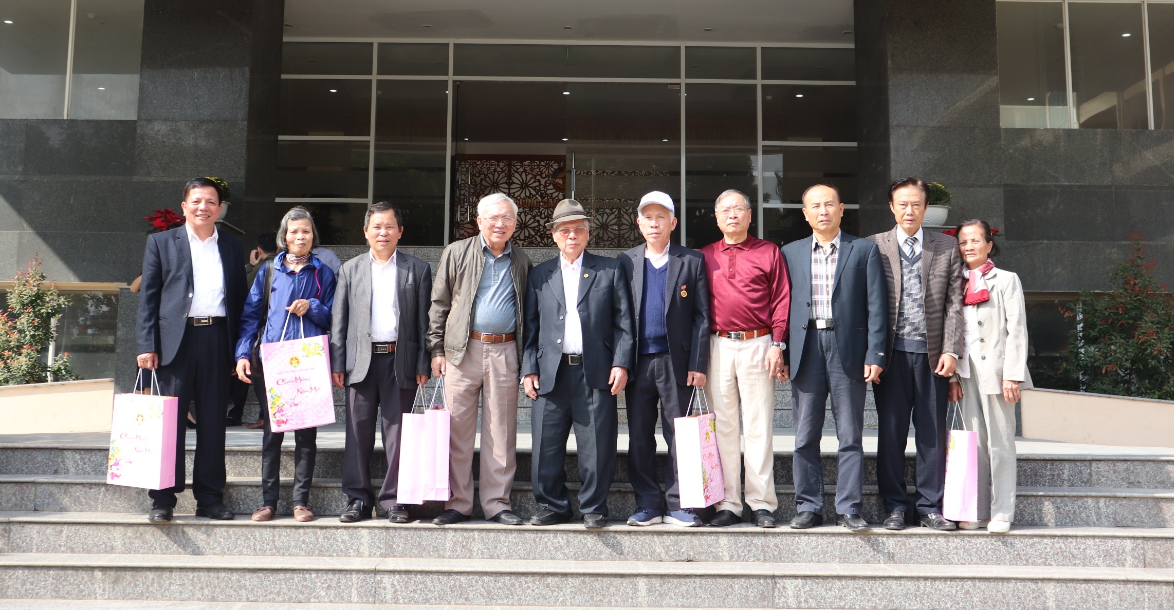 Cán bộ hưu trí về dự gặp mặt cuối năm đón xuân Canh Tý