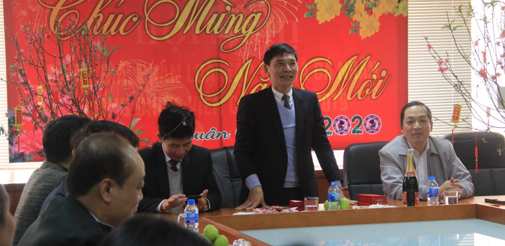 HT trường CBTT chúc mừng năm mới đến toàn thể cán bộ viên chức người lao động tại nhà trường