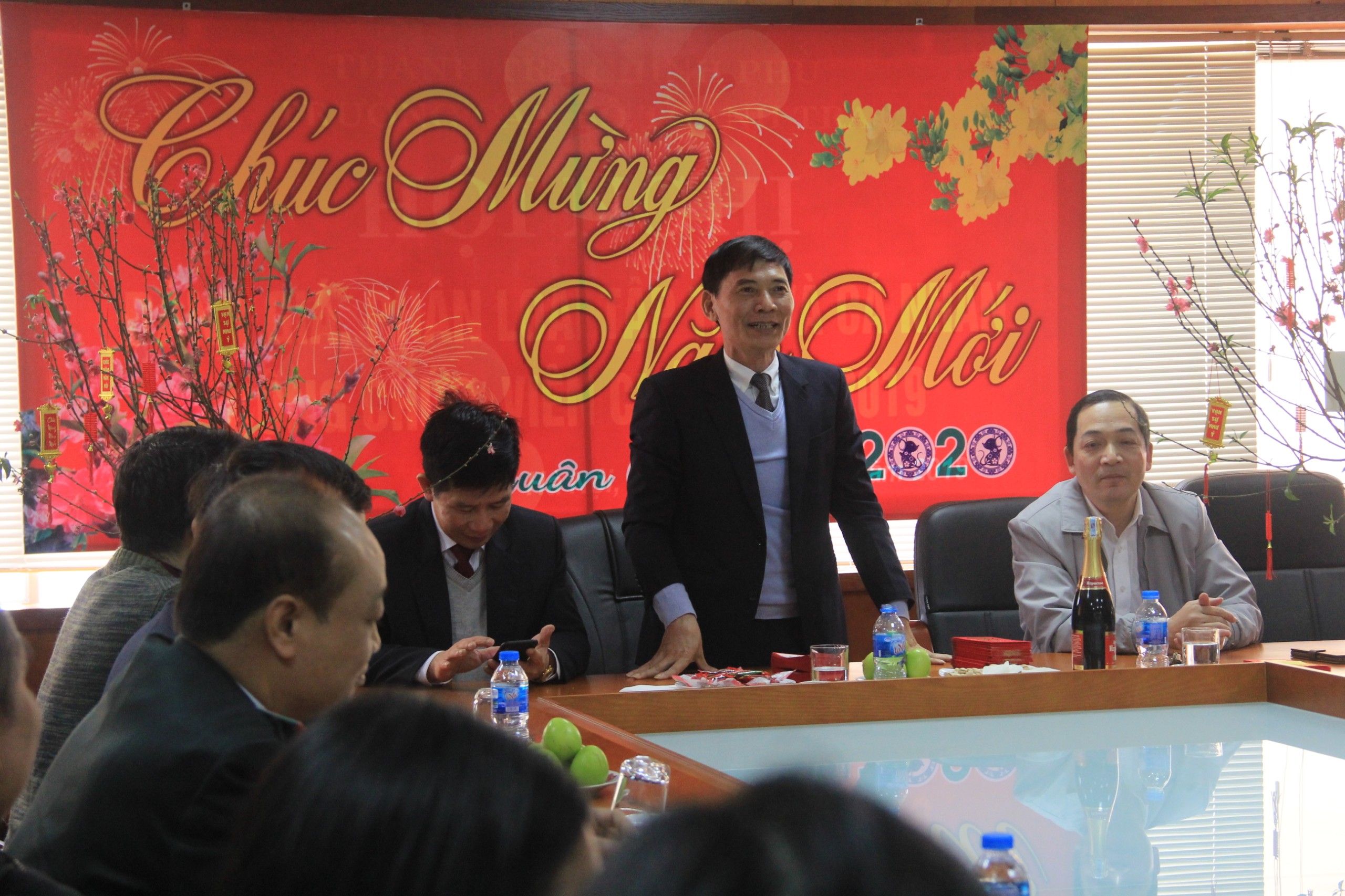 HT trường CBTT chúc mừng năm mới đến toàn thể cán bộ viên chức người lao động tại nhà trường