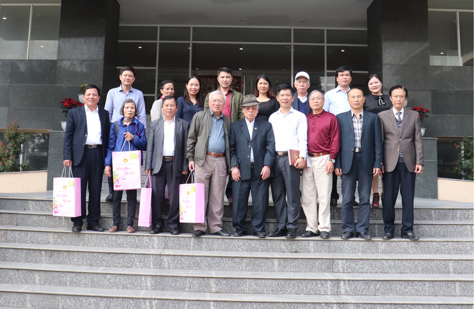 Nhà trường chụp hình lưu niệm với cán bộ hưu trí