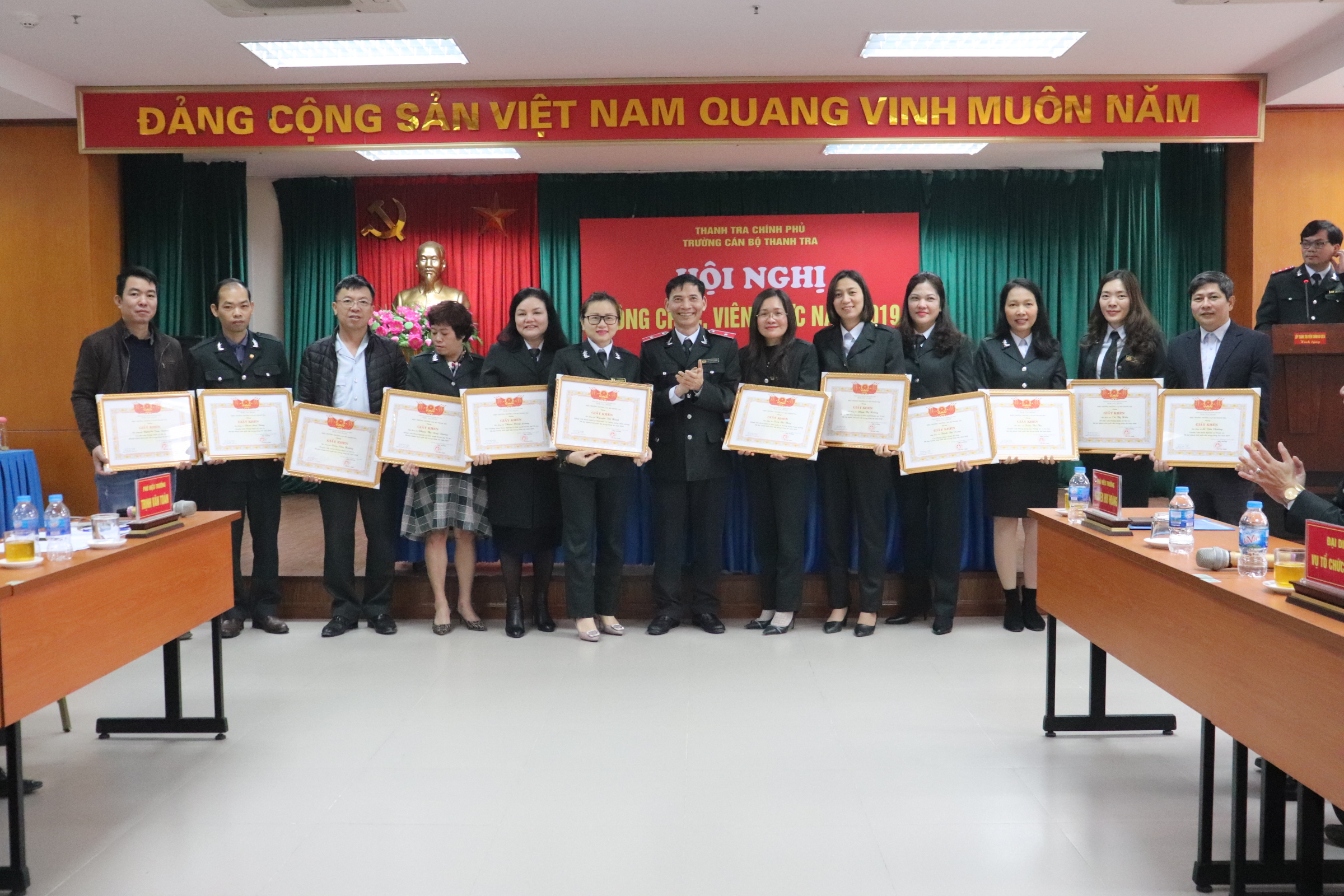 HT Nhà trường trao GK tại Hội nghị