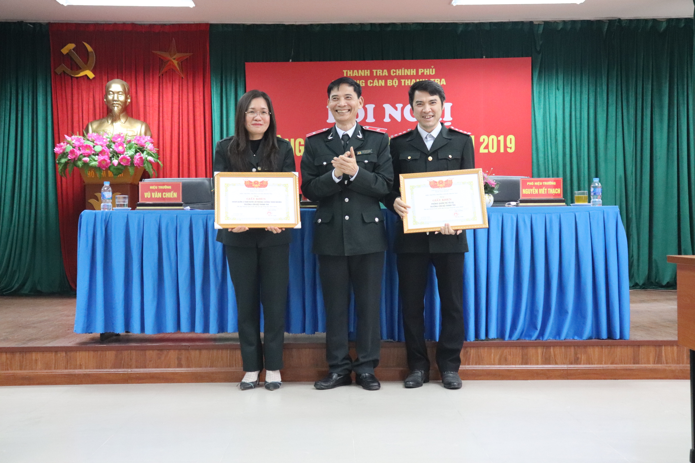 HT Nhà trường trao G Khen