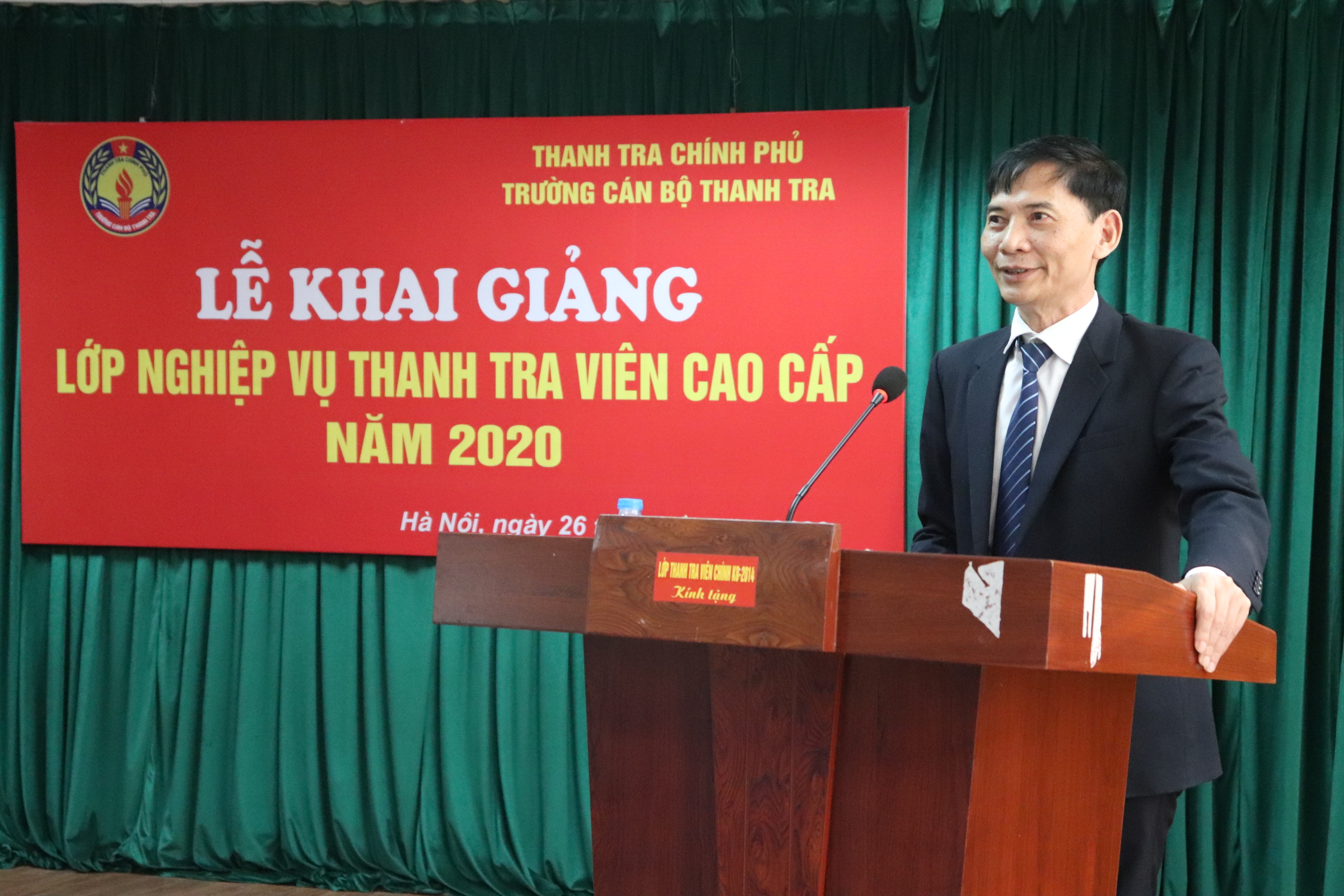 Ông Vũ Văn Chiến Hiệu trưởng Nhà trường phát biểu khai giảng khóa học