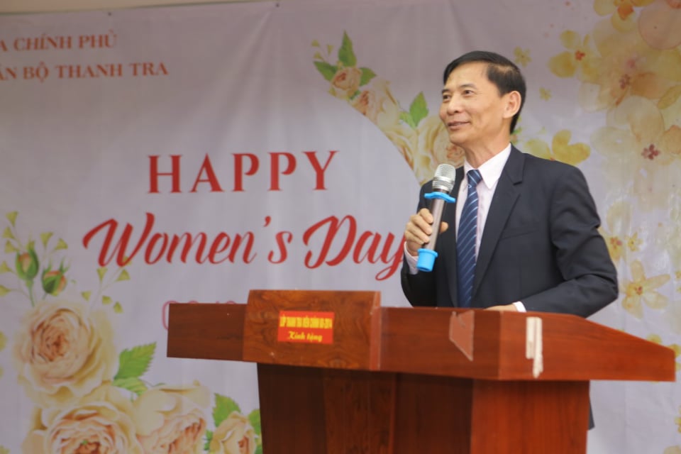 Hiệu trưởng Nhà trường chúc mừng chị em nhân ngày 8 3