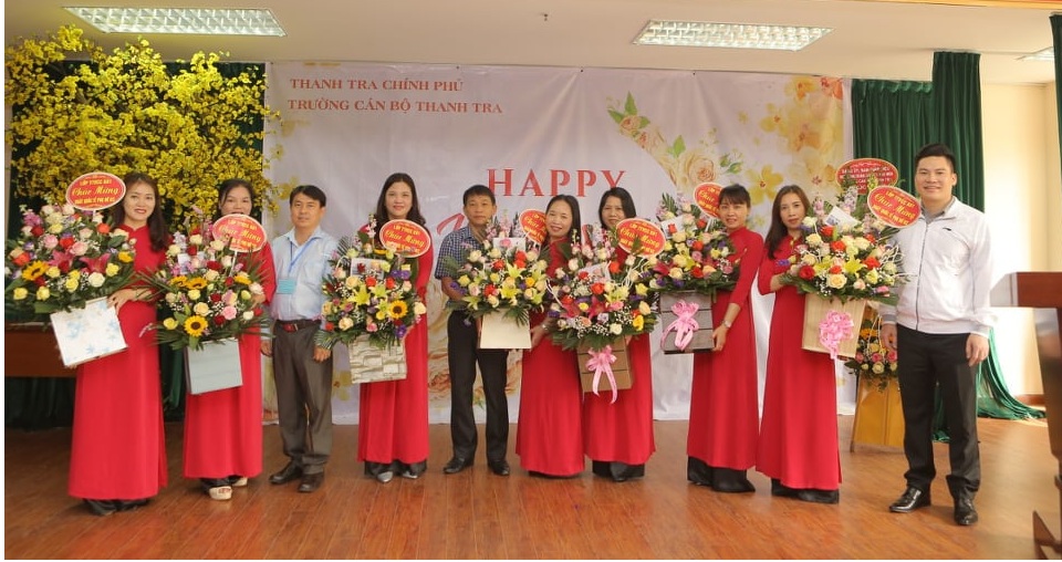 Học viên chúc mừng nữ CB Nhà trường