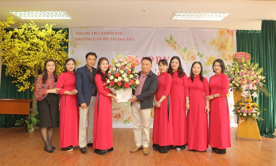 Học viên chúc mừng nữ Cán bộ Trường CBTT nhân dịp 8 3