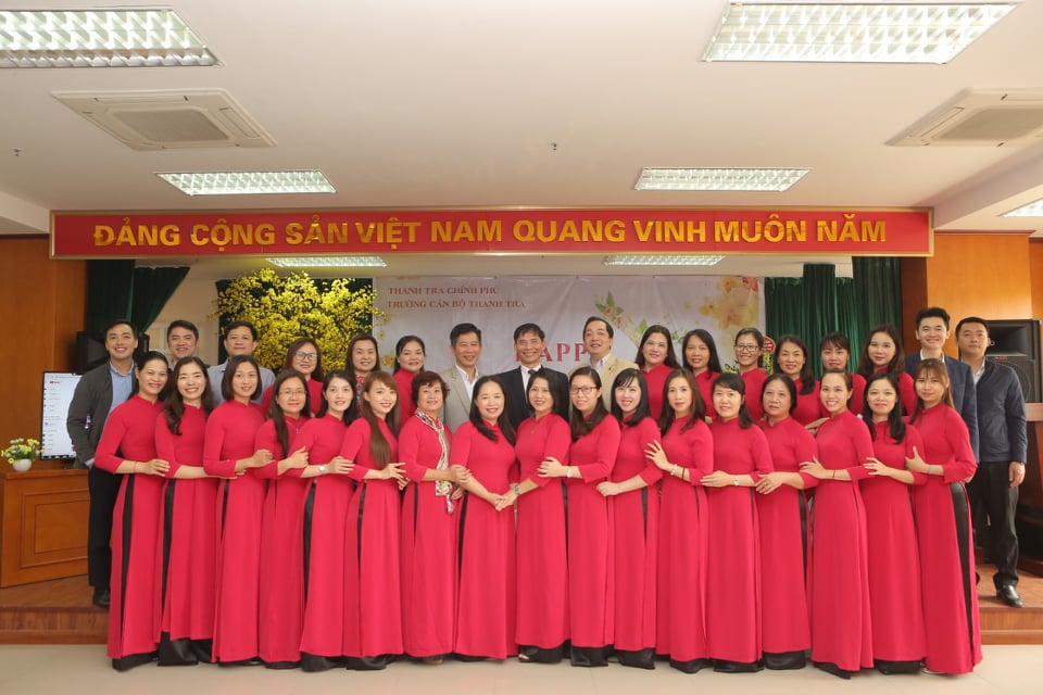 Tập thể Nhà trường chụp hình nhân dịp 8 3