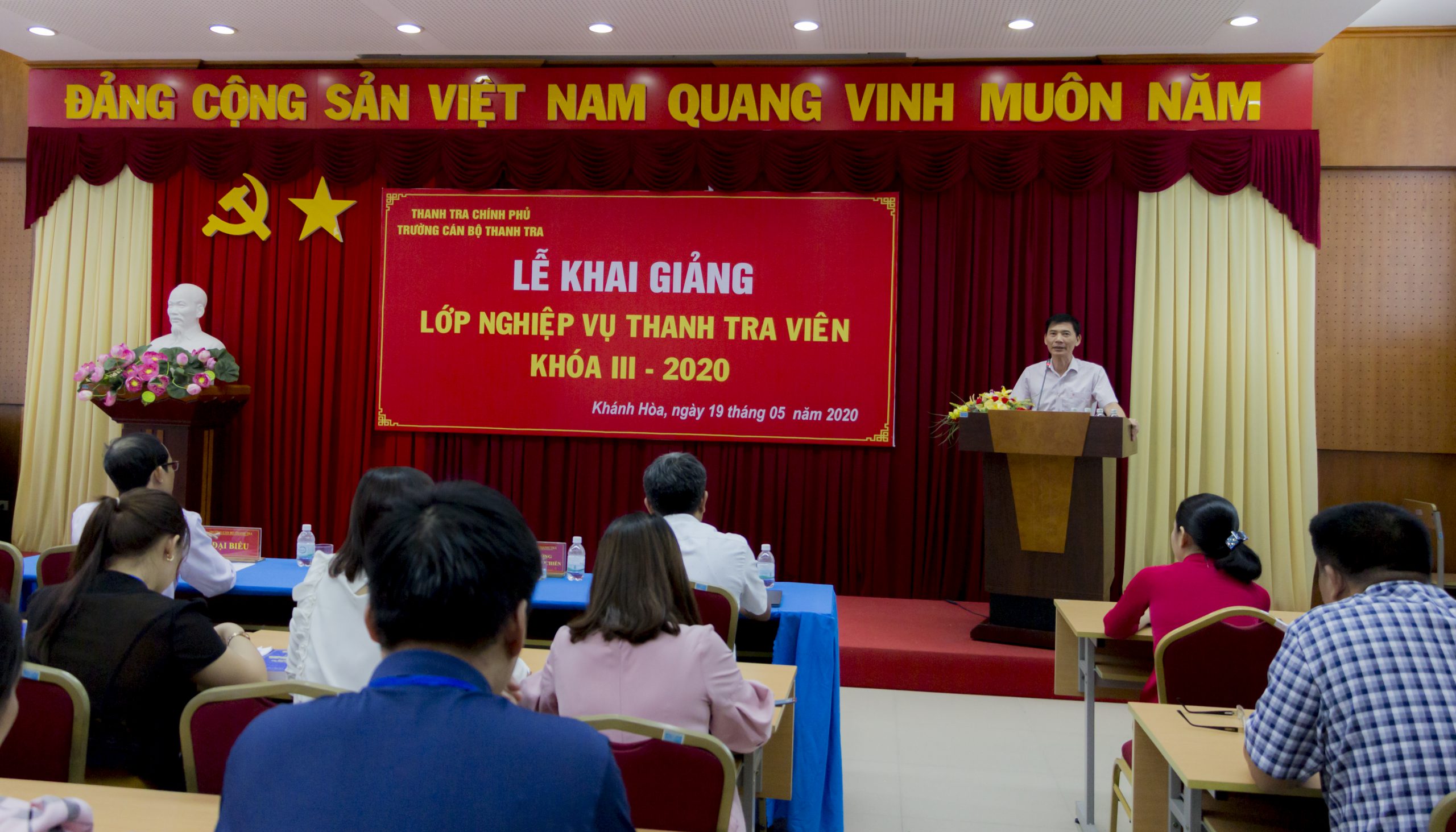 Ông Vũ Văn Chiến TTVCC HIệu trưởng Trg CBTT phát biểu khai giang lop hoc