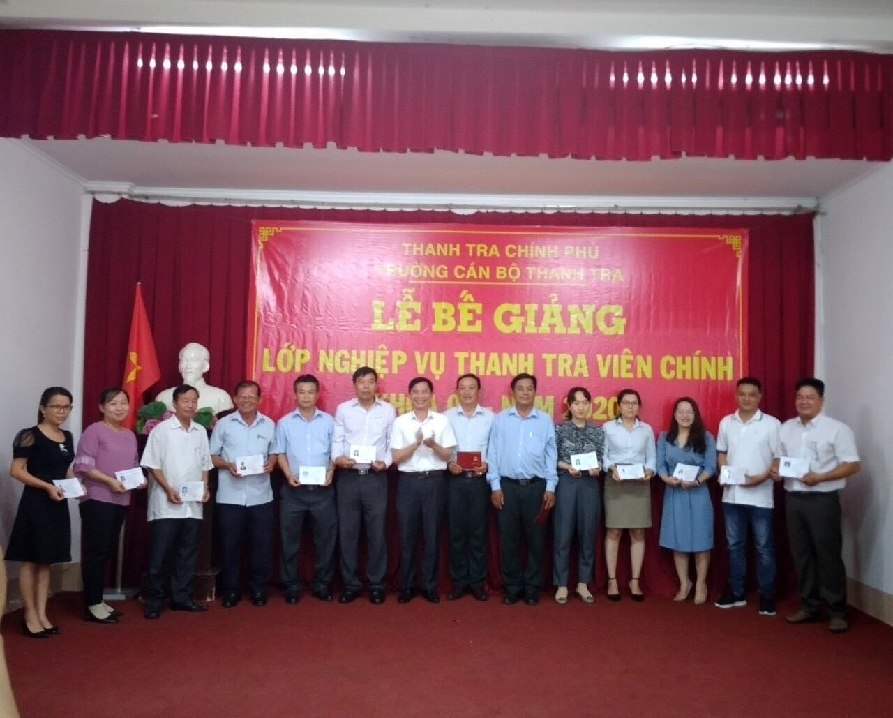 Ông Vũ Văn Chiến TTVCC Hiệu trưởng Trường CBTT trao chứng chỉ cho học viên