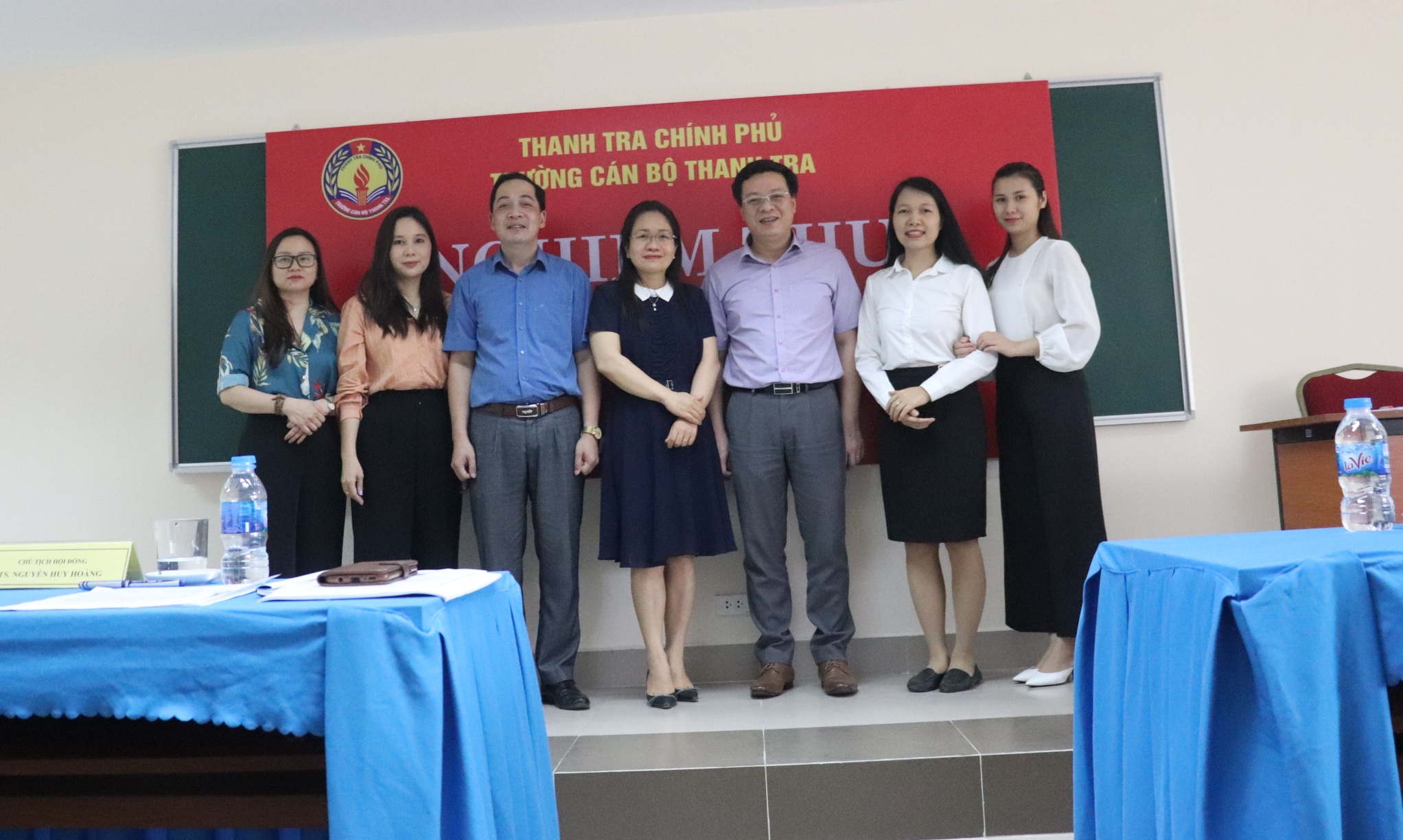 Ban chủ nhiệm đề tài chụp ảnh cùng Hội đồng