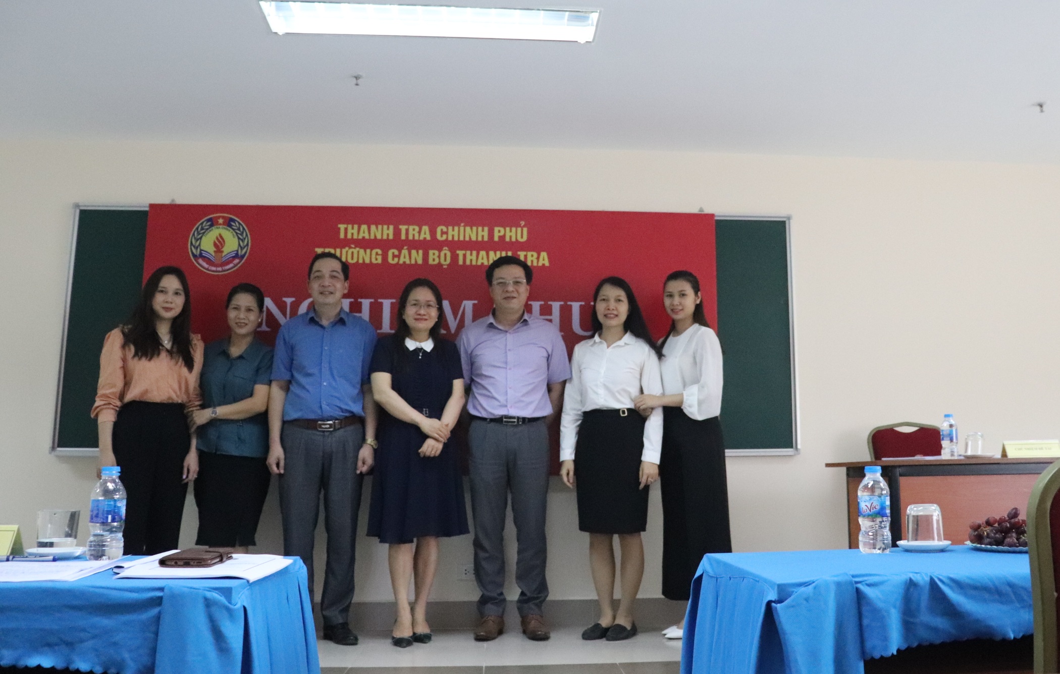 Ban chủ nhiệm đề tài chụp hình cùng HĐồng