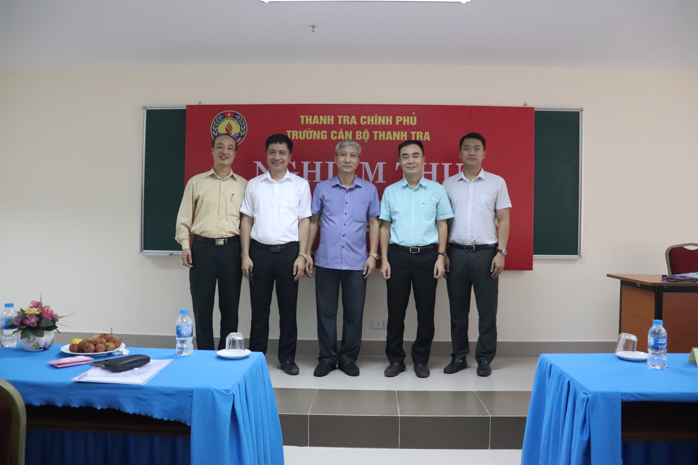 Ban chủ nhiêm đề tài chụp hình cùng Hội đồng nghiệm thu