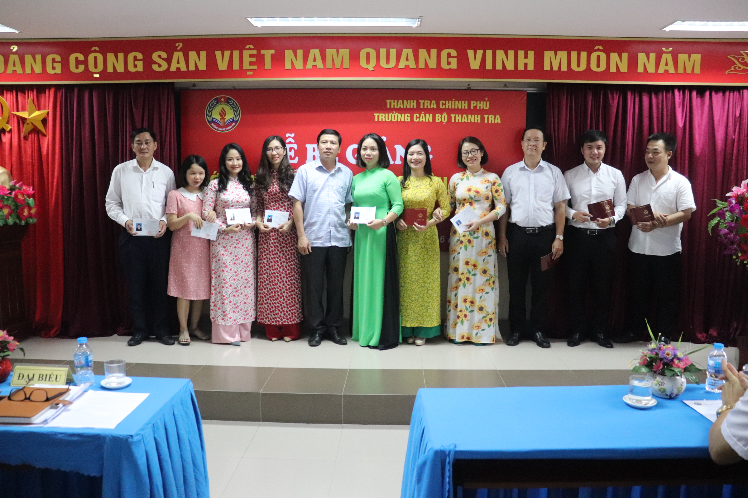 Học viên nhận chứng chỉ tại Nhà trường