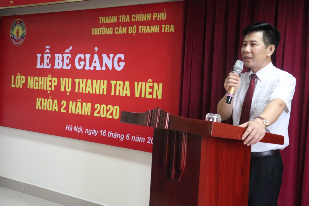 Ông Nguyễn Viết Thạch TTVCC Phó Hiệu trường Nhà trường phát biểu bế giảng khóa học