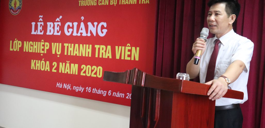 Ông Nguyễn Viết Thạch TTVCC Phó Hiệu trường Nhà trường phát biểu bế giảng khóa học