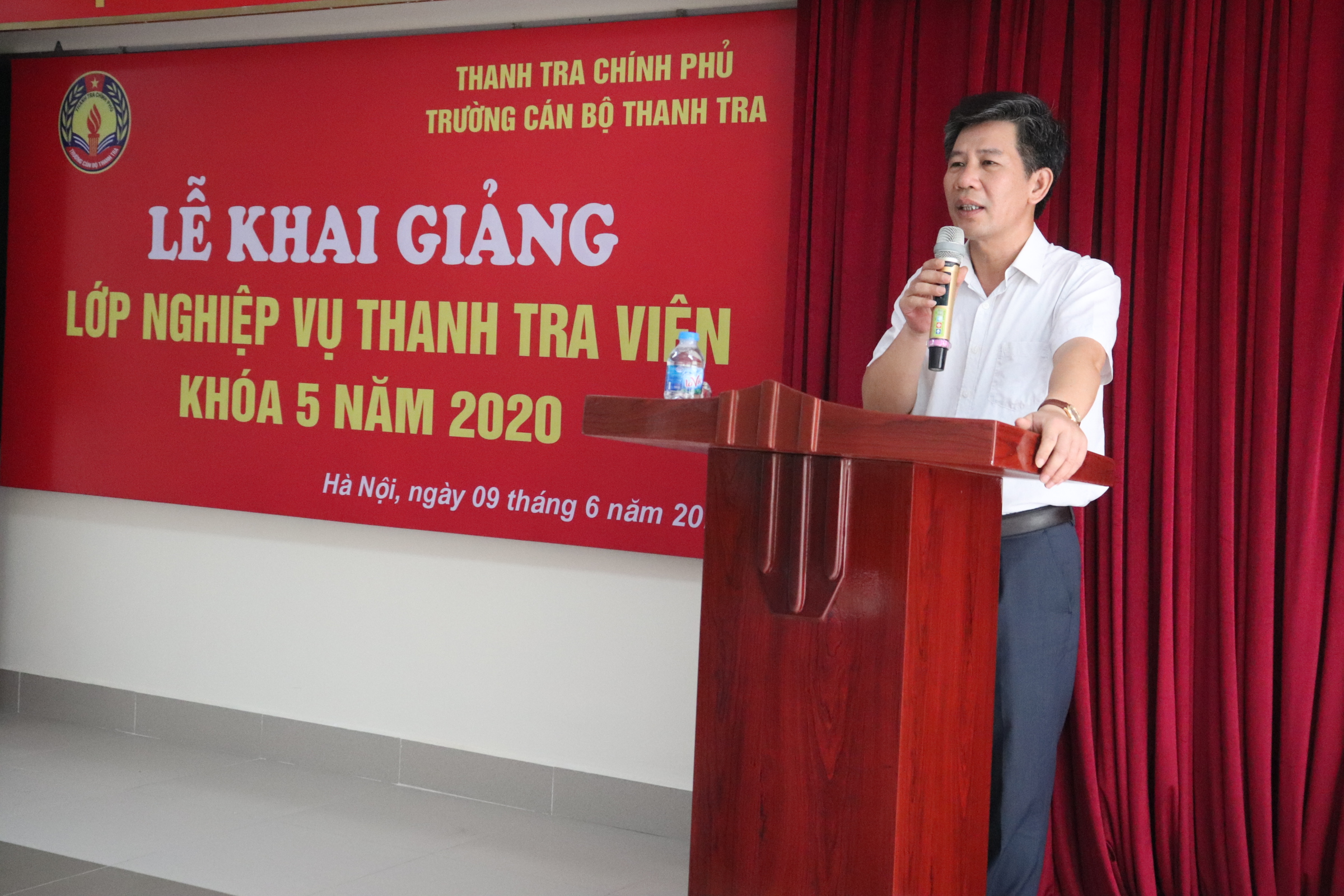 Ông Nguyễn Viết Thạch TTVCC Phó Hiệu trưởng Trường CBTT phát biểu khai giảng khóa học