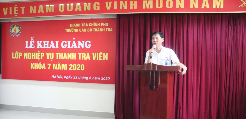 Ông Vũ Văn Chiến TTVCC Hiệu Trưởng trg CBTT phát biểu khai giảng khóa học