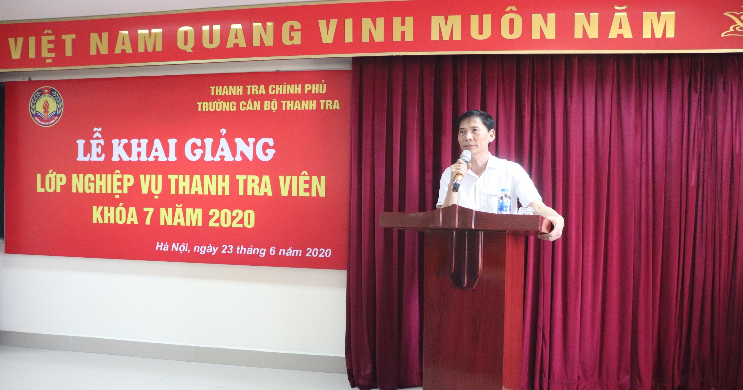 Ông Vũ Văn Chiến TTVCC Hiệu Trưởng trg CBTT phát biểu khai giảng khóa học