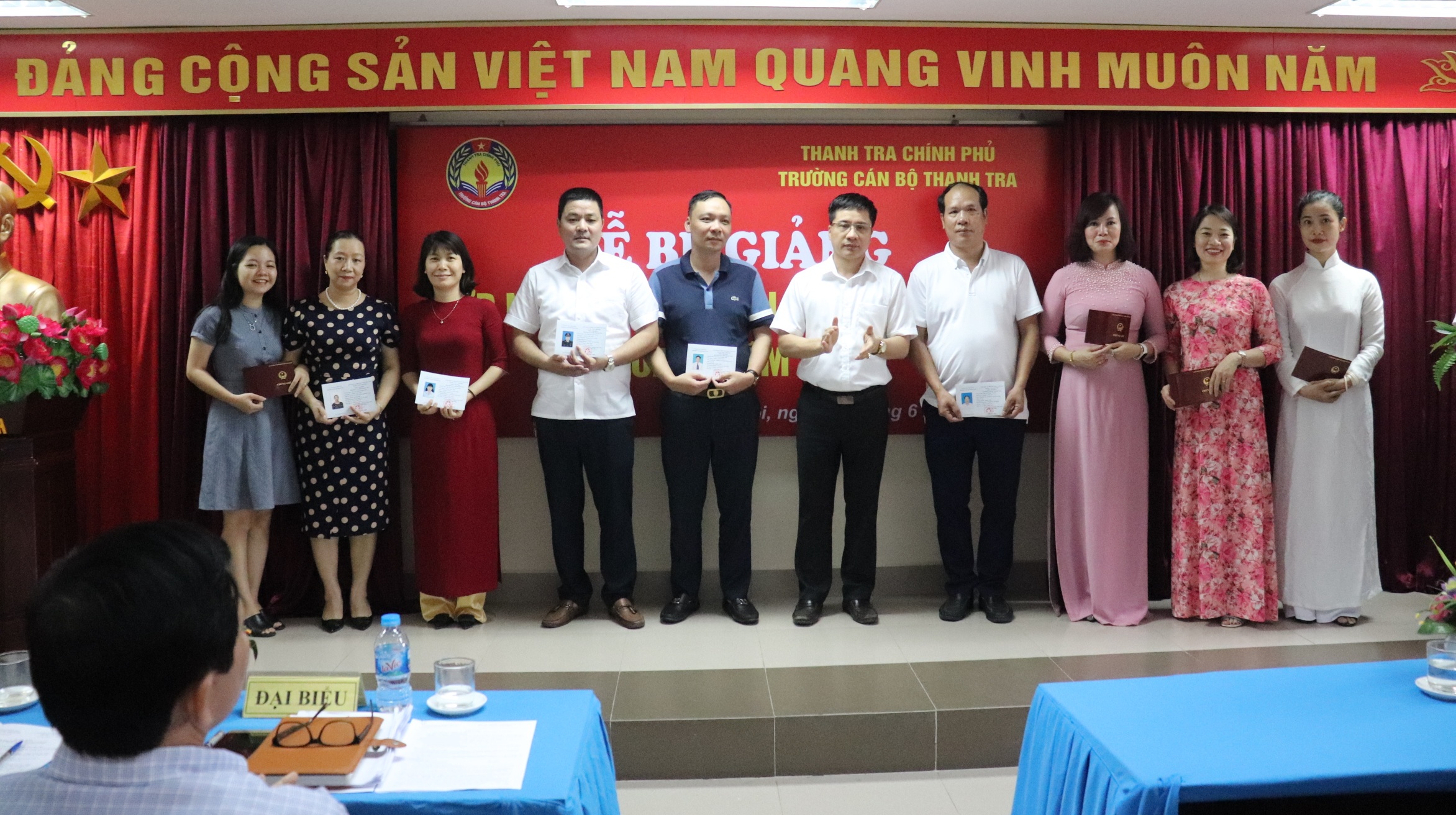 TS Trịnh Văn Toàn Phó Hiệu trưởng Nhà trường trao Chứng chỉ cho học viên