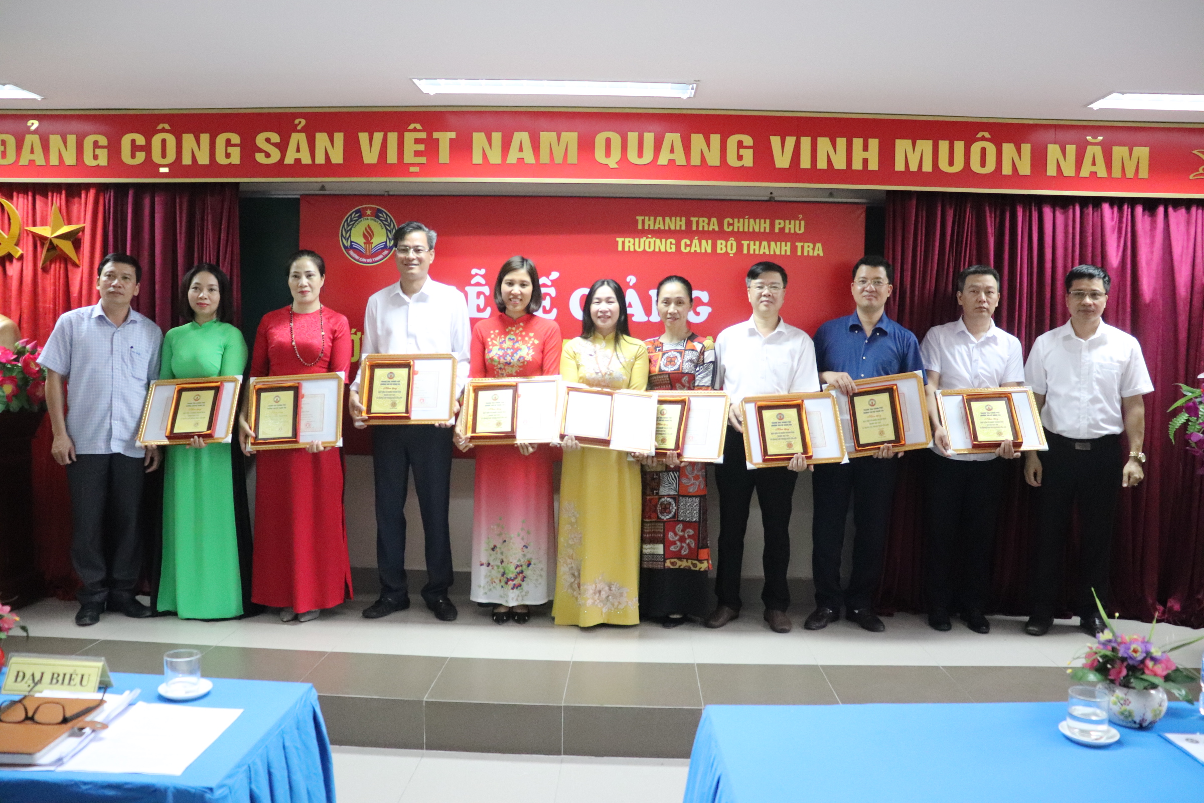 Trao Giấy khen cho học viên