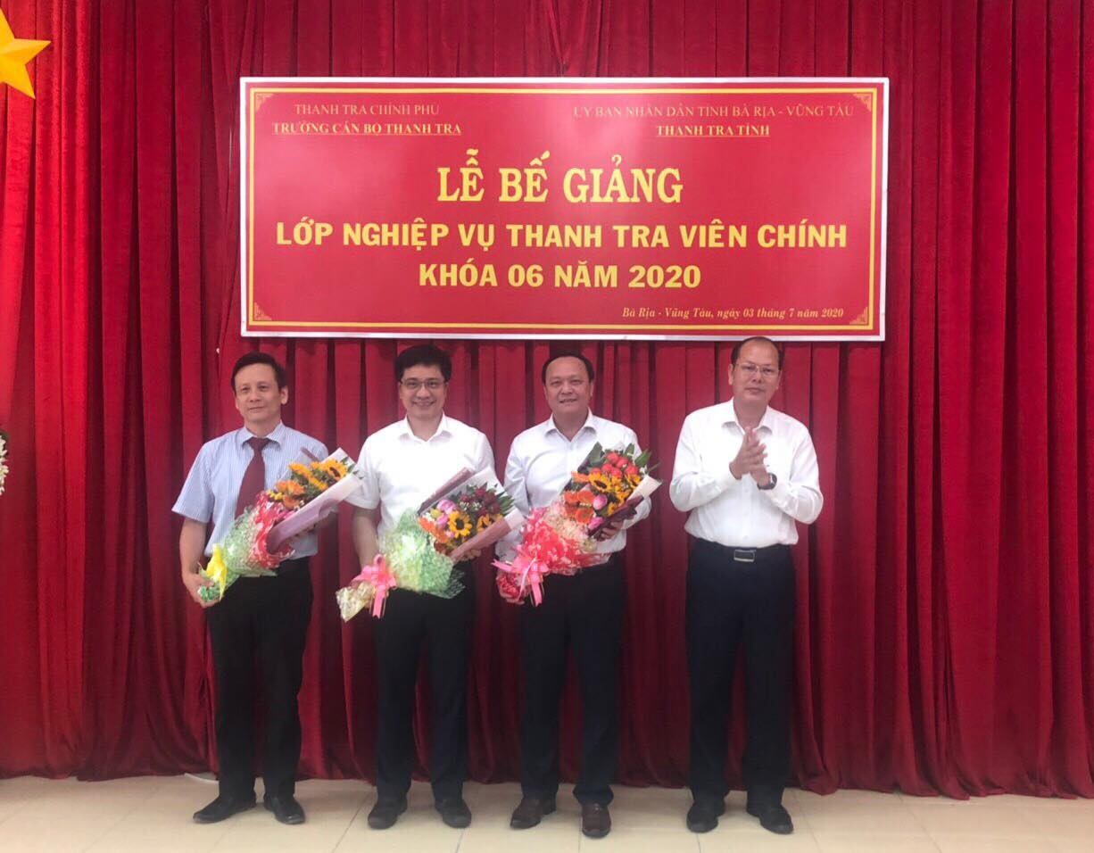 Chụp hình lưu niệm tại Lễ Bế giảng