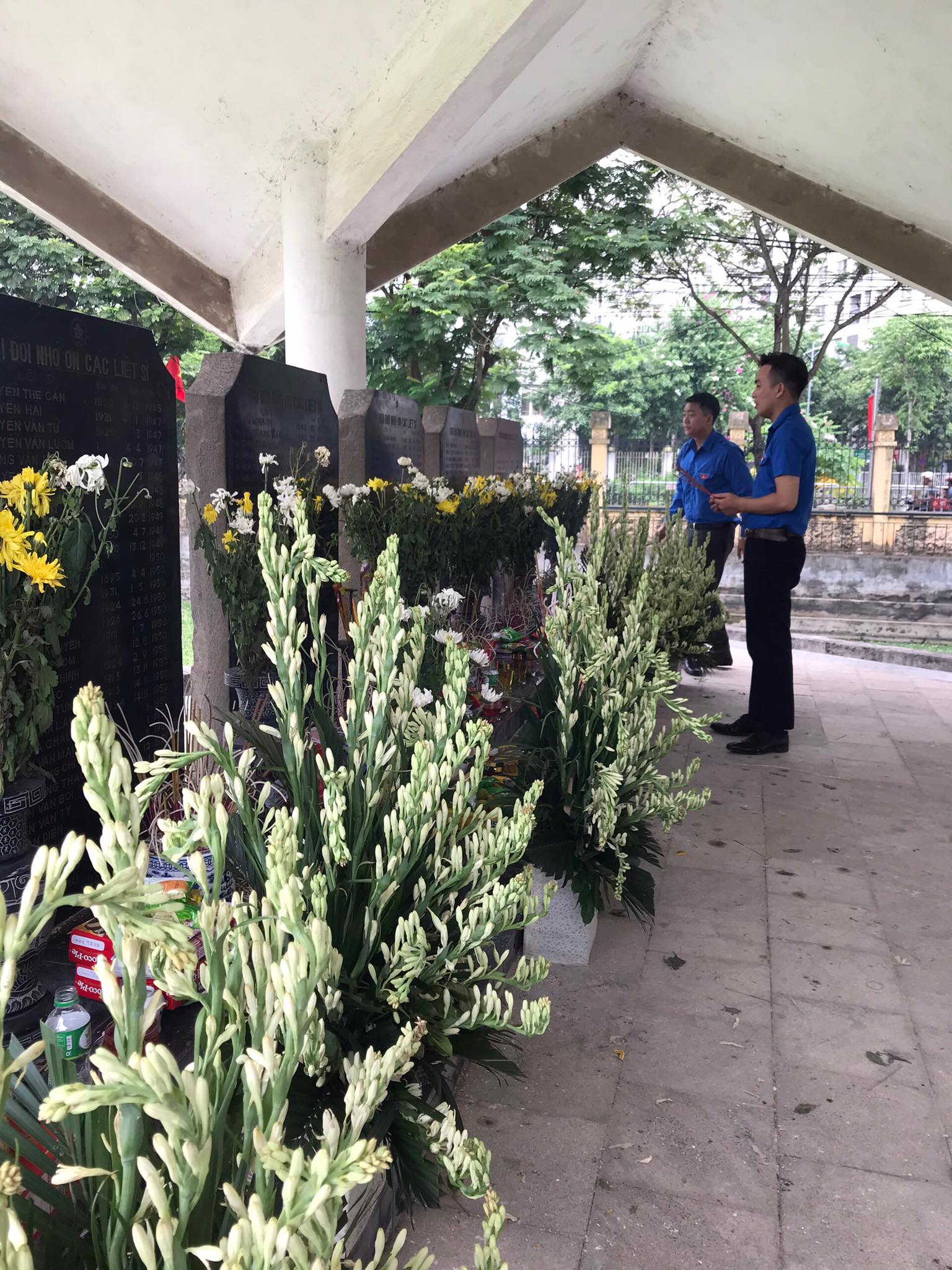 Đoàn TN Trg CBTT thắp hương tại Đài tưởng niệm nhân ngày 27 7