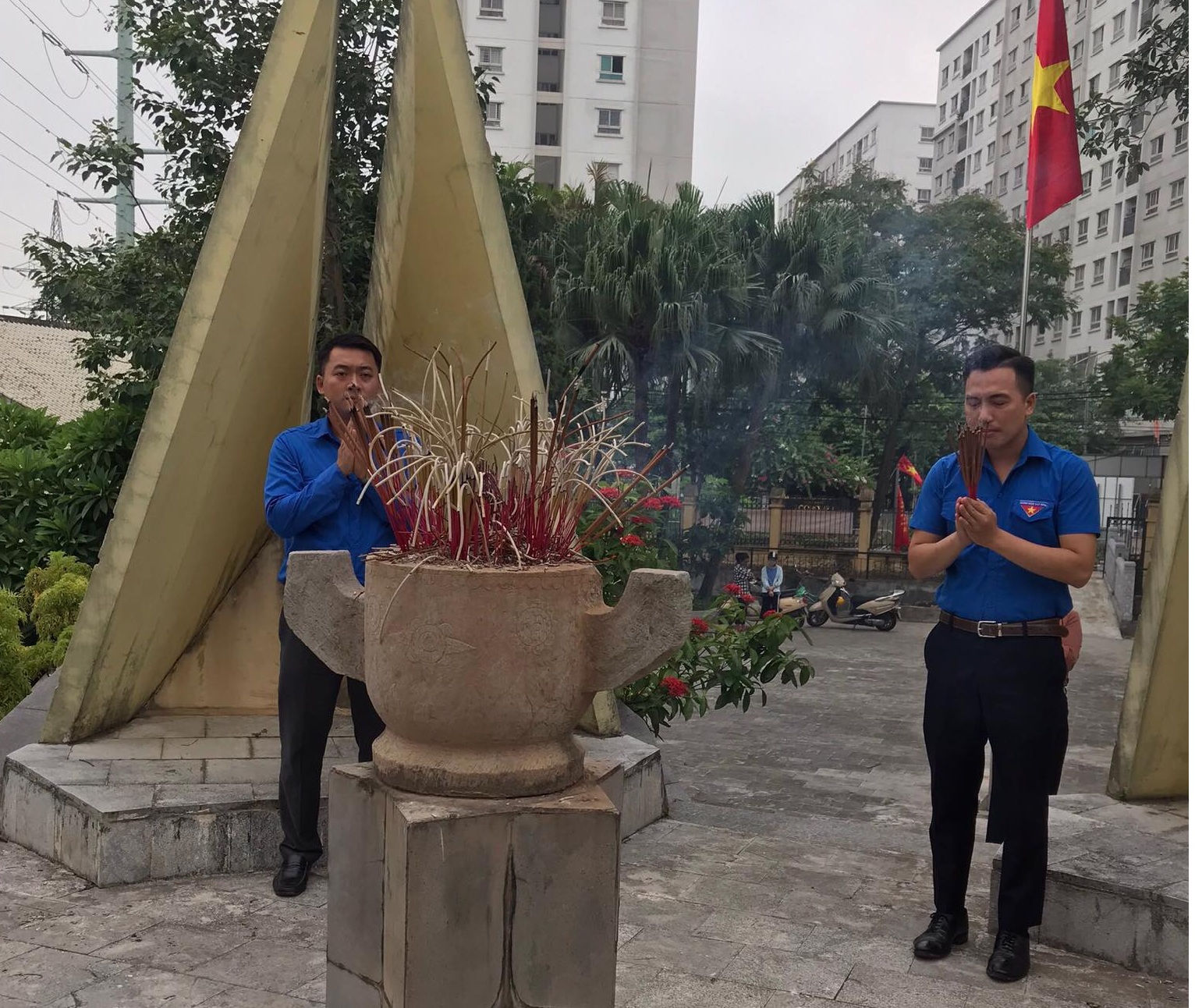 Đoàn TN trg CBTT thắp hương tại Đài tưởng niệm