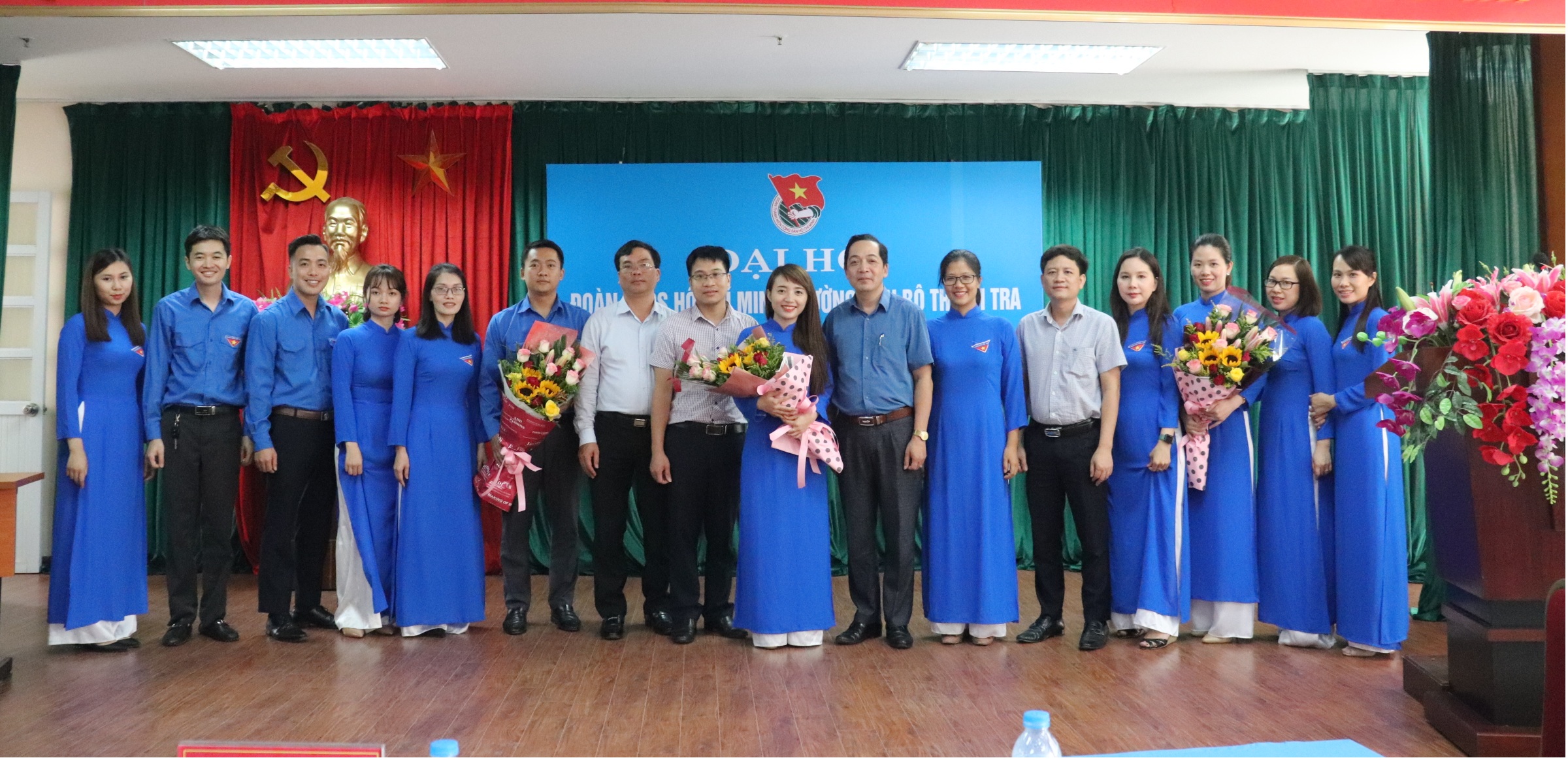 Đoàn Thanh niên chụp hình lưu niệm tại HNghi