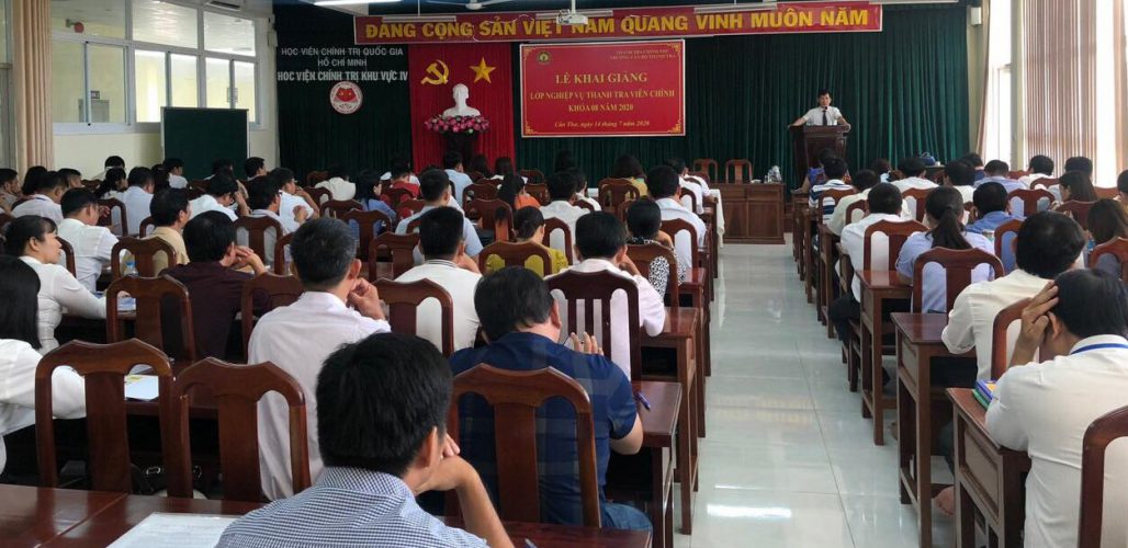 Ông Nguyễn Viết Thạch TTVCC Phó Hiệu trưởng Trường CBTT phát biểu khai giảng khóa học