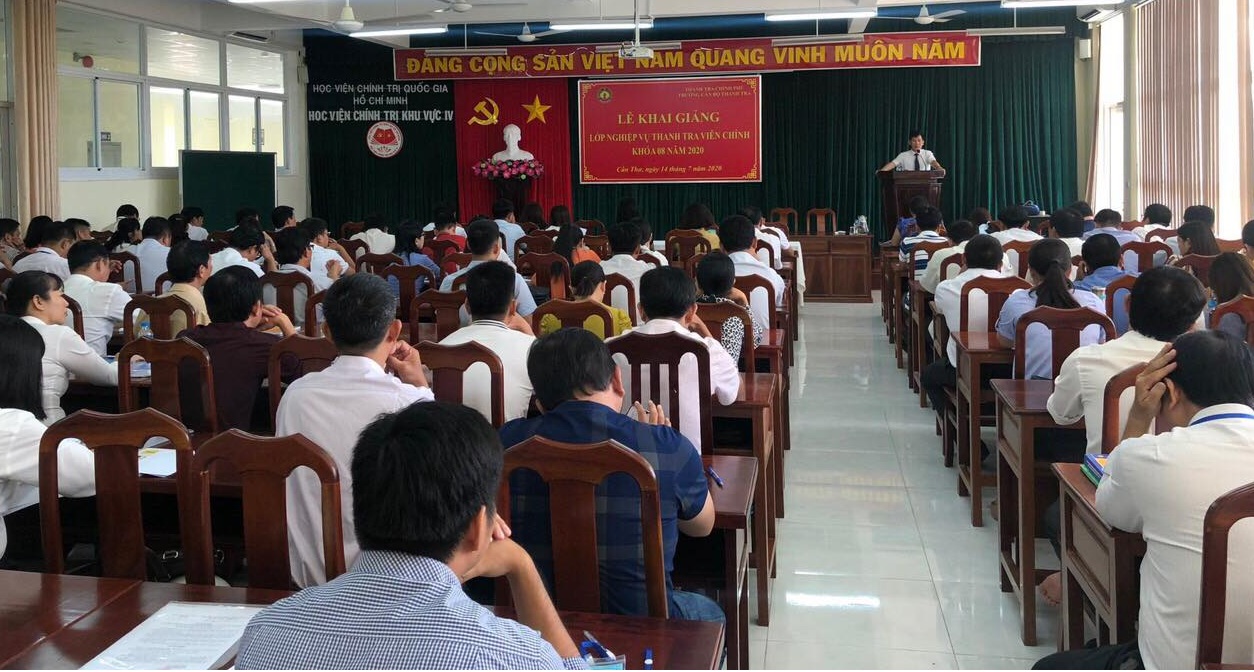 Ông Nguyễn Viết Thạch TTVCC Phó Hiệu trưởng Trường CBTT phát biểu khai giảng khóa học