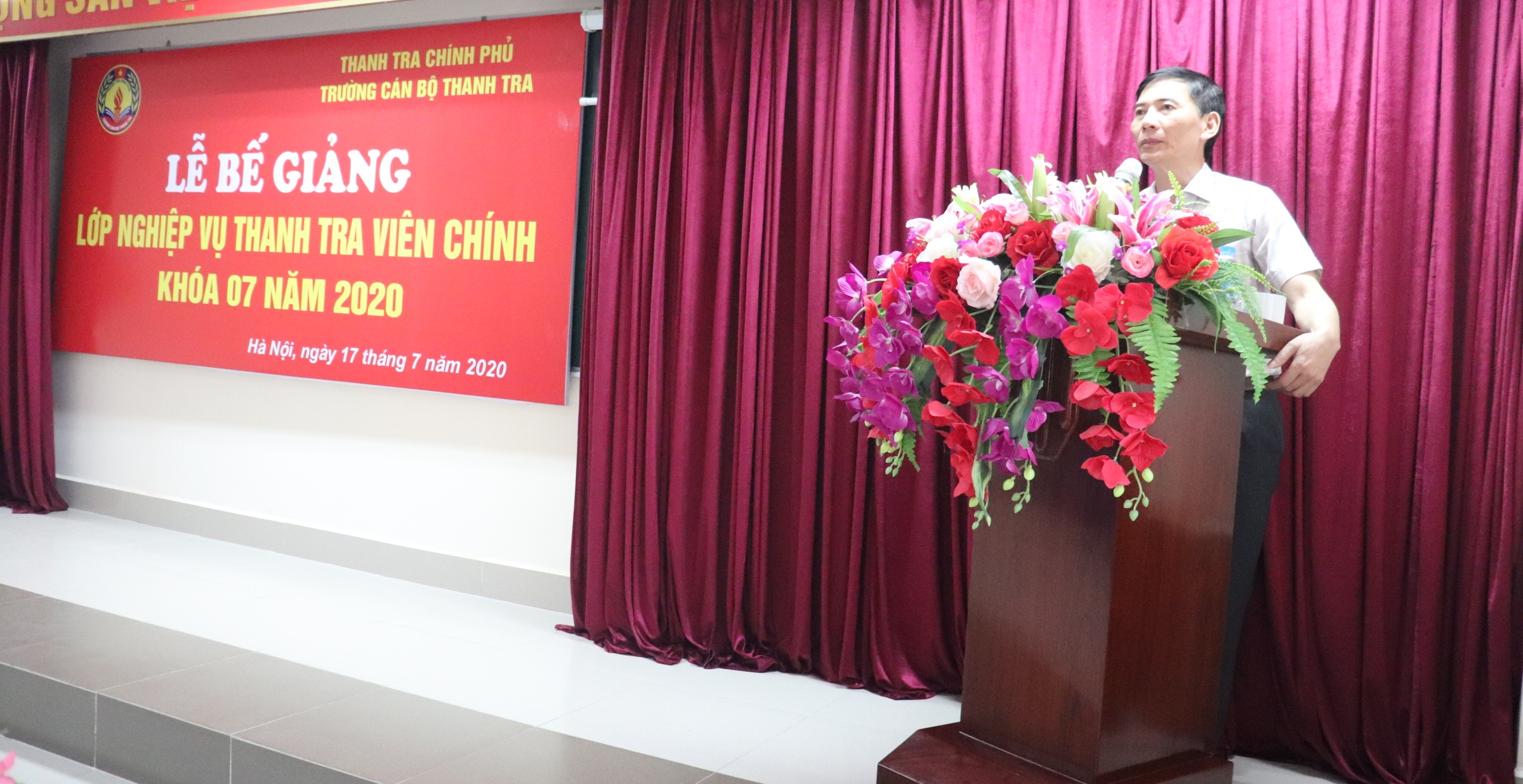 Ông Vũ Văn Chiến Hiệu trg Nhà trường phát biểu khai giảng khóa học