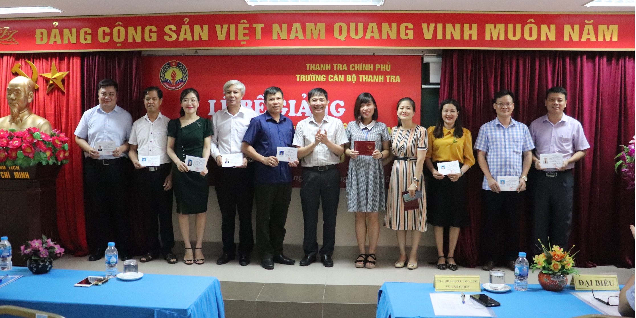 Ông Vũ Văn Chiến Hiệu trưởng Trg CBTT trao chứng chỉ cho học viên