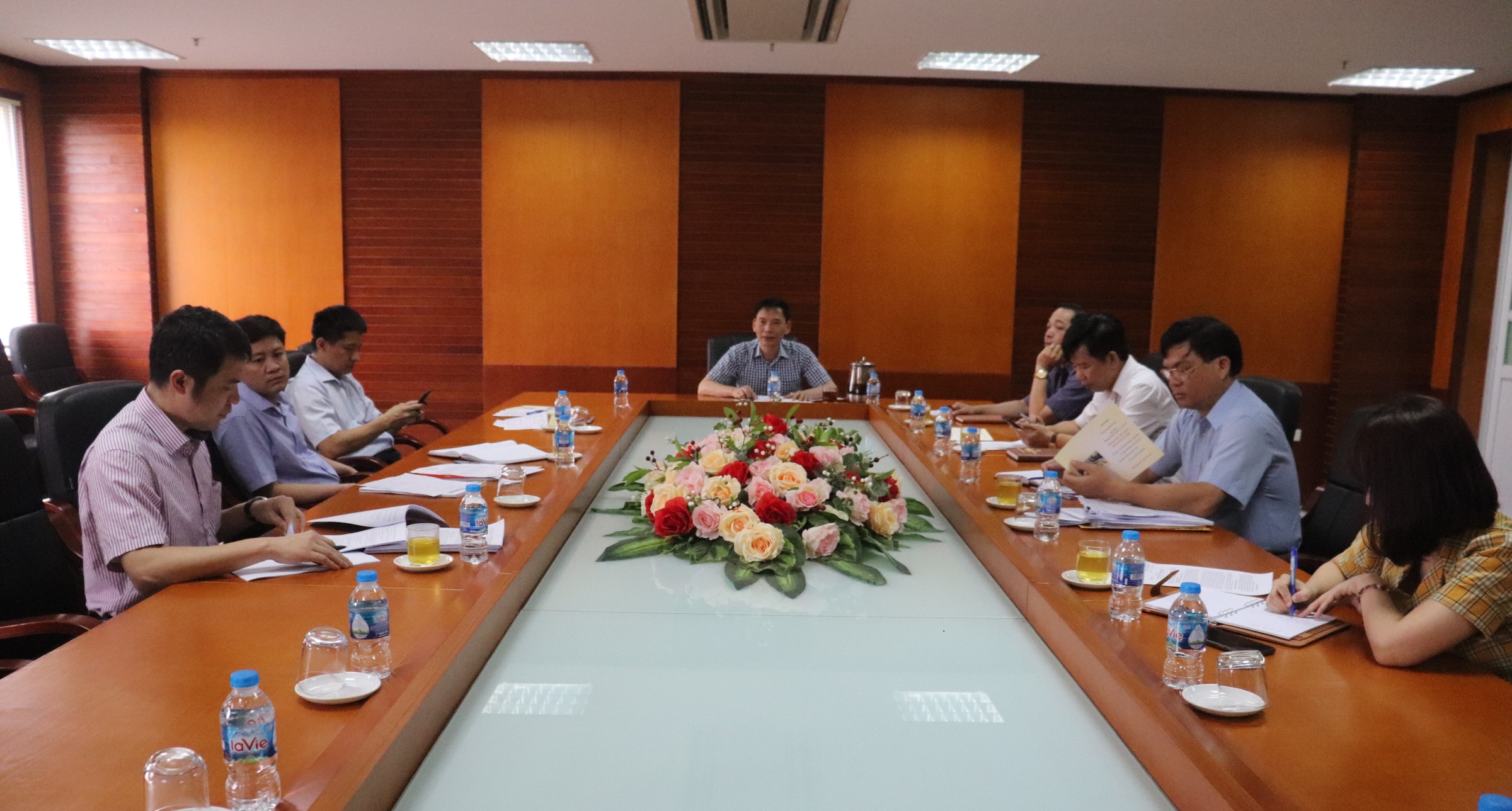 Ông Vũ Văn Chiến Hiệu trưởng trường CBTT chủ trì cuộc họp giao ban BGH tháng 7