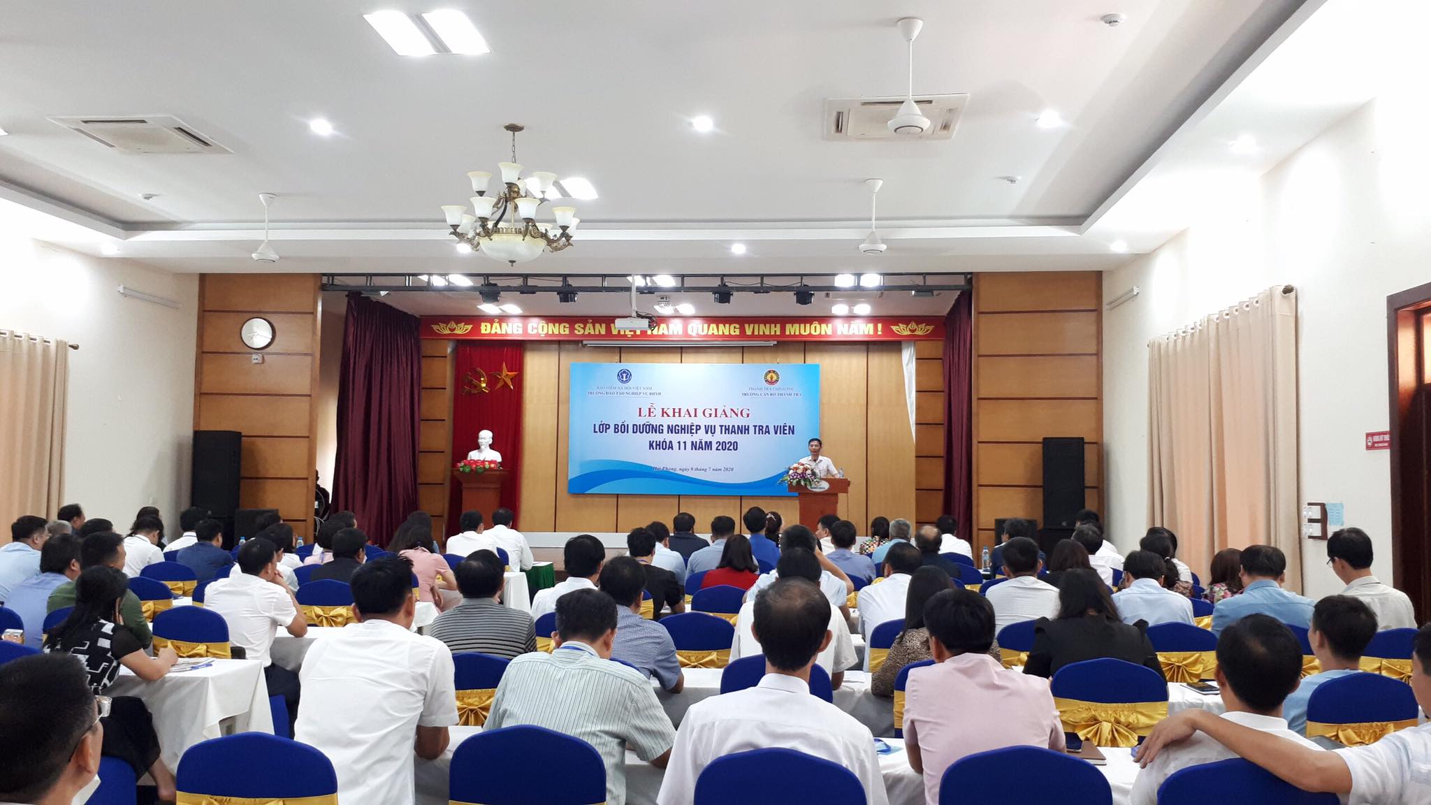 Ông Vũ Văn Chiến TTVCC Hiệu trưởng Trg CBTT phát biểu khai giảng khóa học