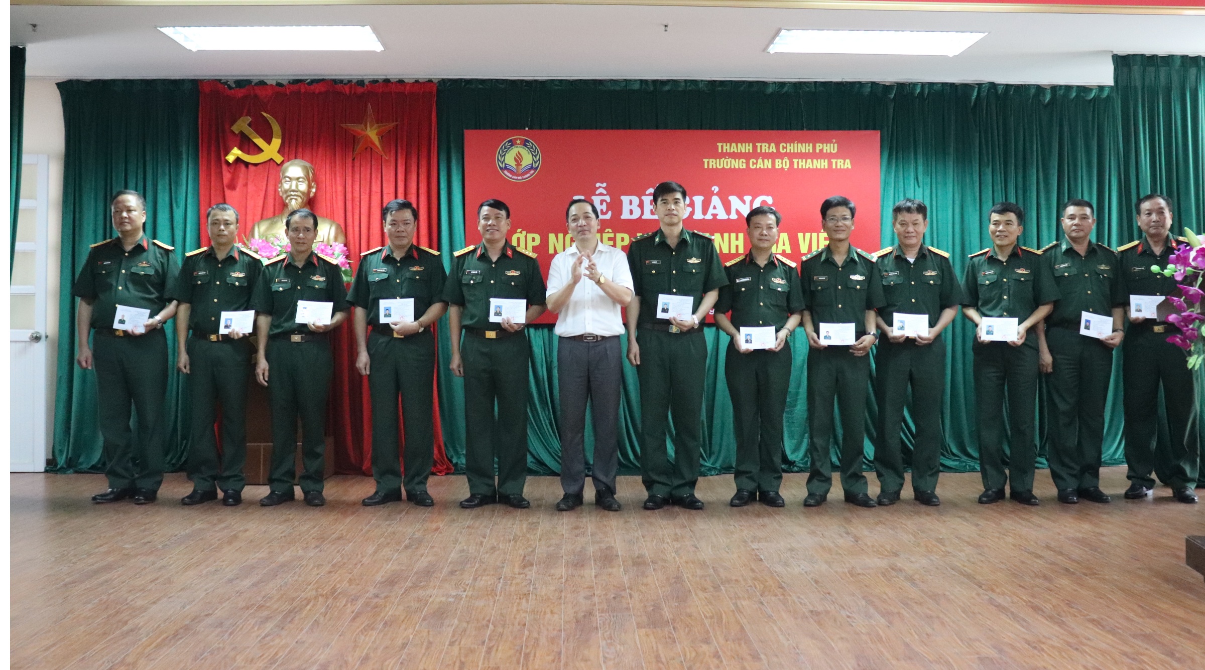 TS Nguyễn Huy Hoàng PHT trg CBTT trao chứng chỉ cho học viên