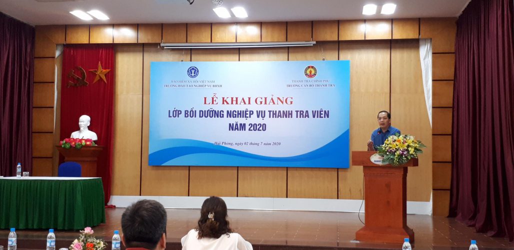 TS Nguyễn Huy Hoàng TTVCC Phó Hiệu trưởng trường CBTT phát biểu khai giang khóa học