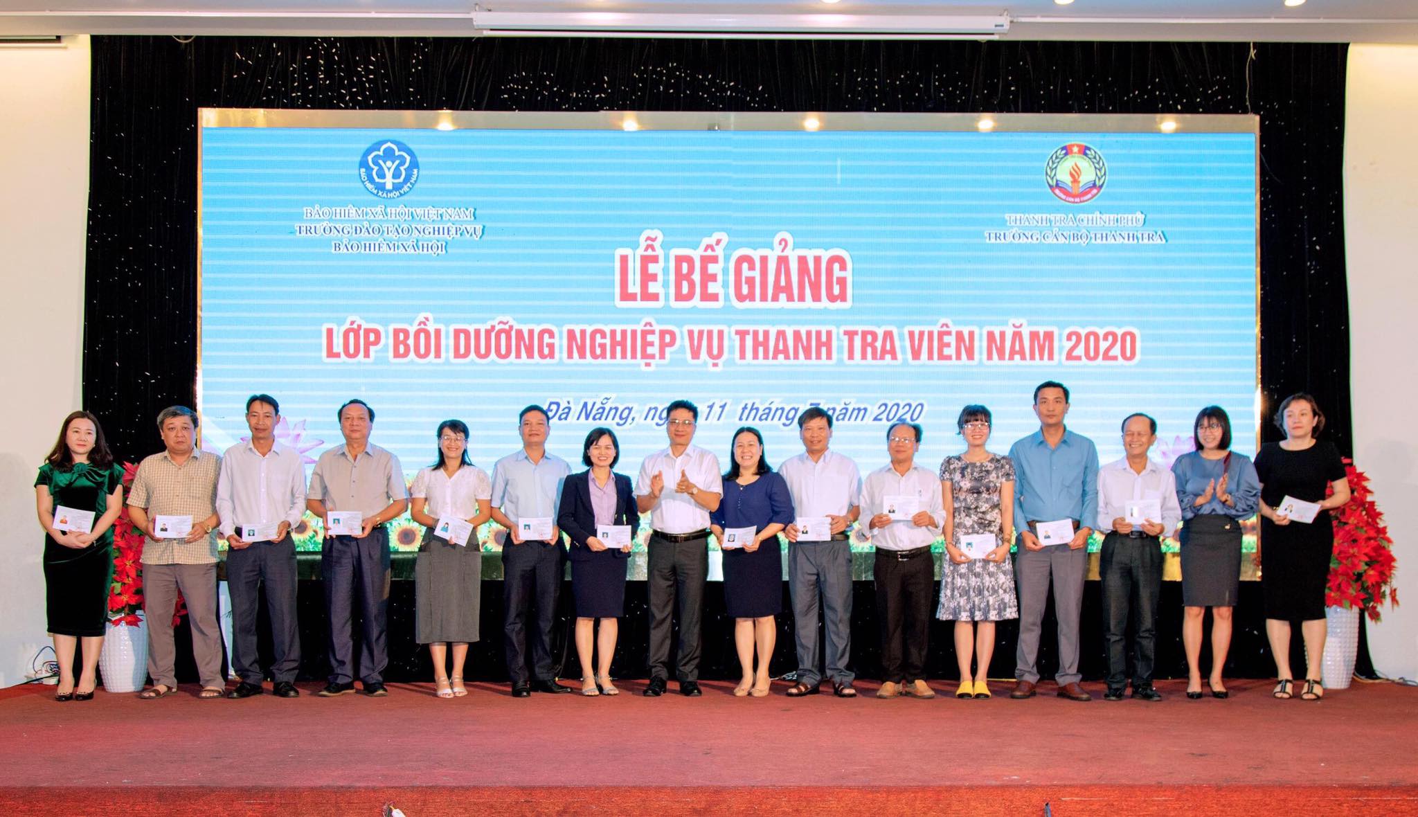 TS Trịnh Văn Toàn PHT trường Cán bộ Thanh tra trao chứng chỉ cho học viên