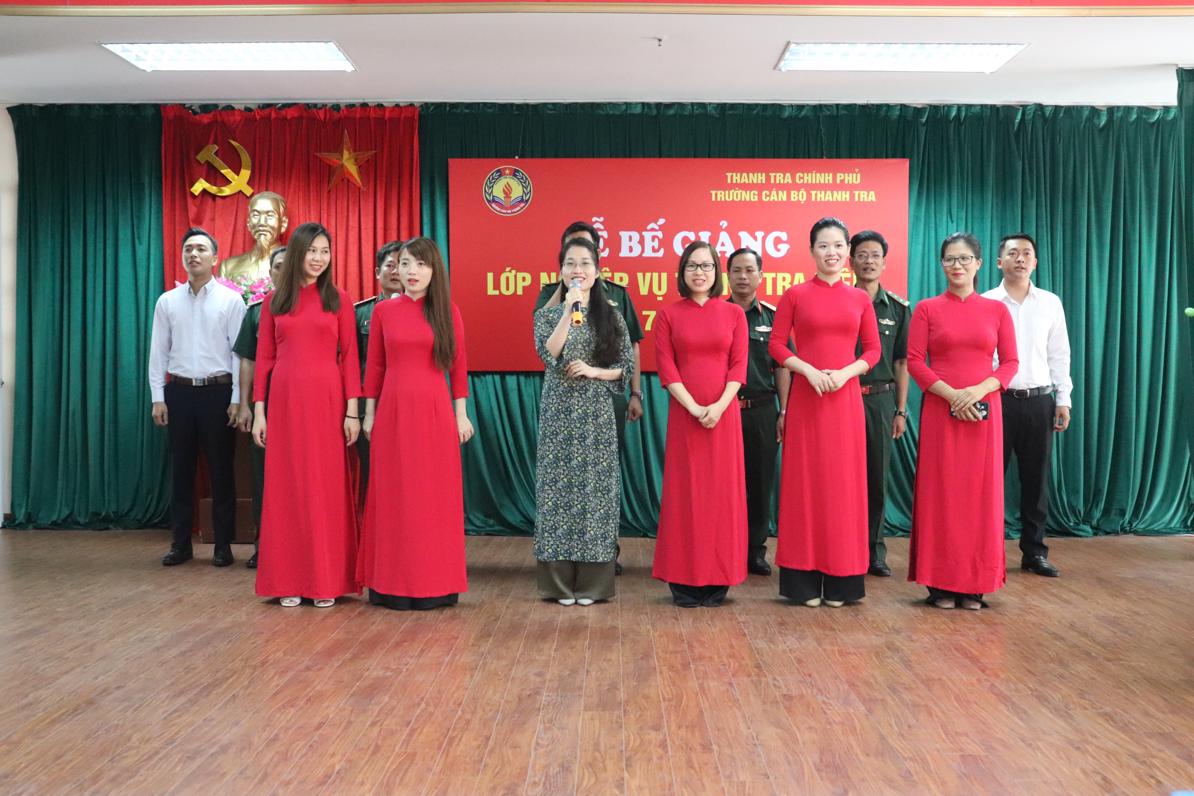 Tập thể học viên và Đoàn Thanh niên tham gia văn nghệ chào mừng Lễ Bế giảng