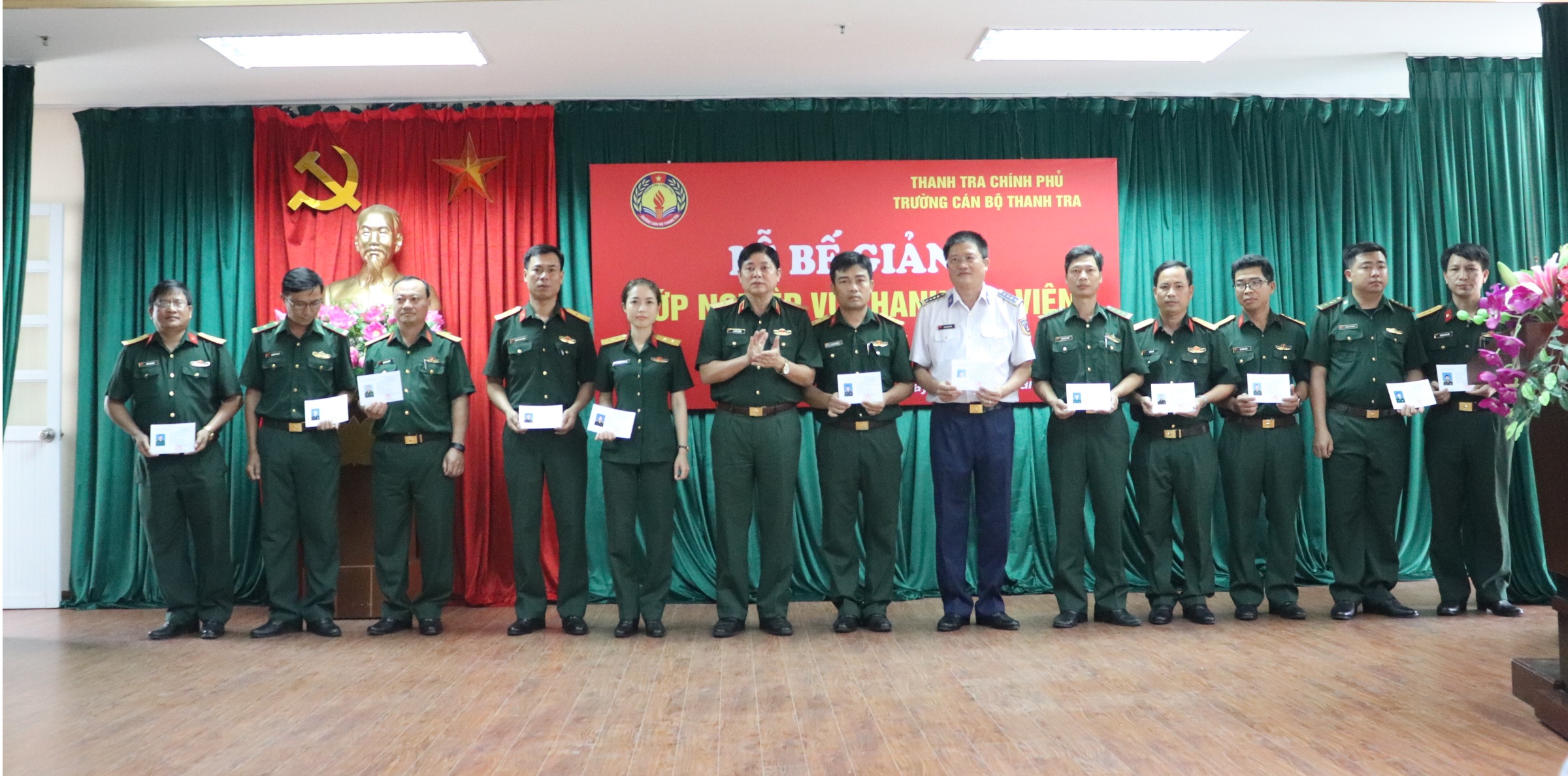 Thiếu tướng Lê Văn Lương PCTT BQP trao chứng chỉ cho học viên