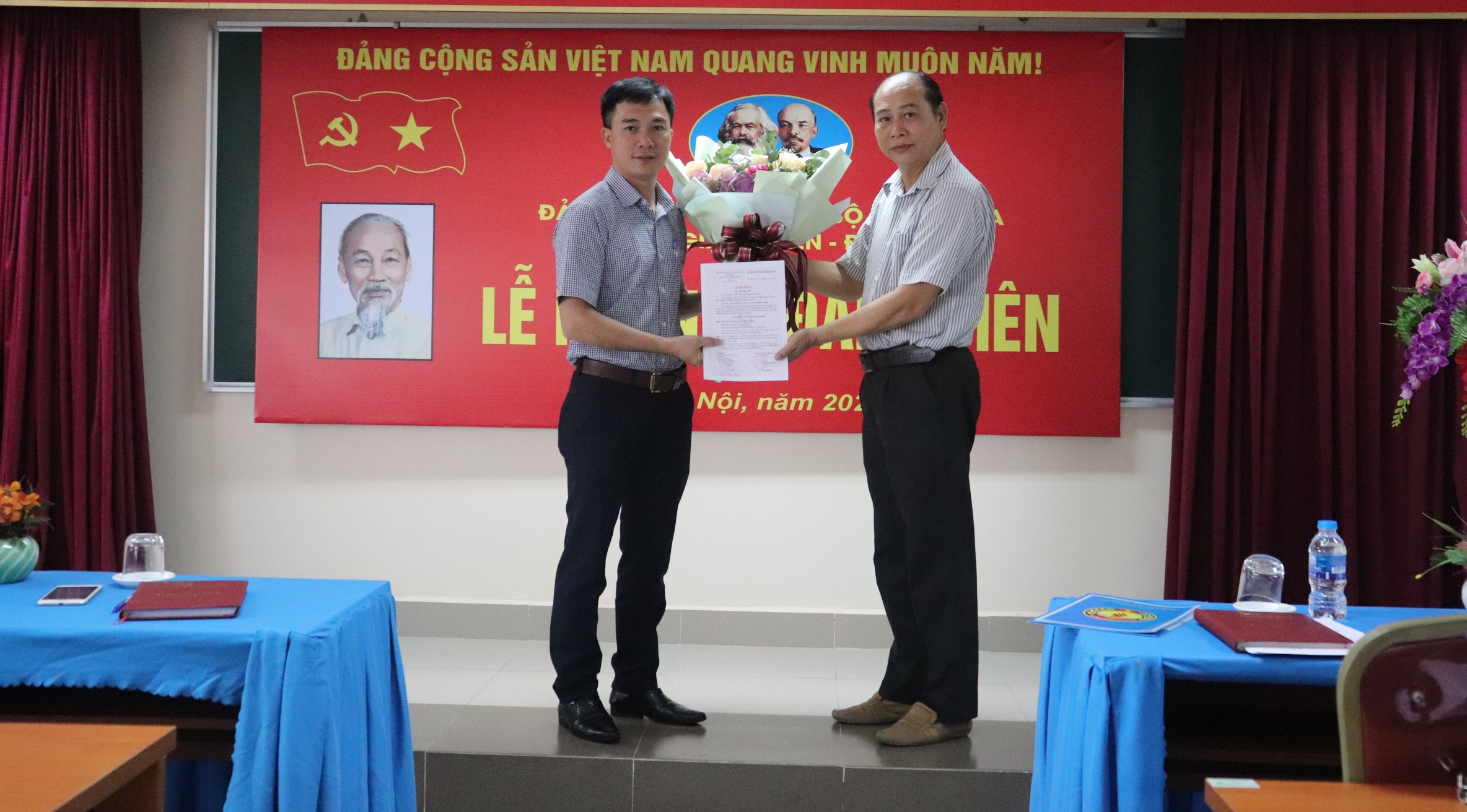 Bí Thư Chi bộ trao QĐ kết nạp Đảng cho đc Bùi Mạnh Cường