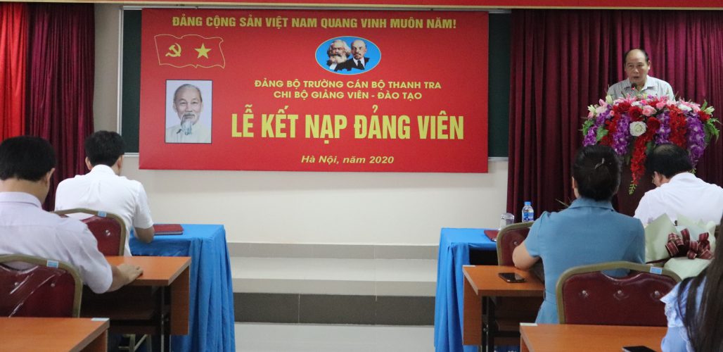 Bí thư chi bộ đọc QĐ kết nạp Đảng tại buổi Lễ kết nạp cho đc Cường