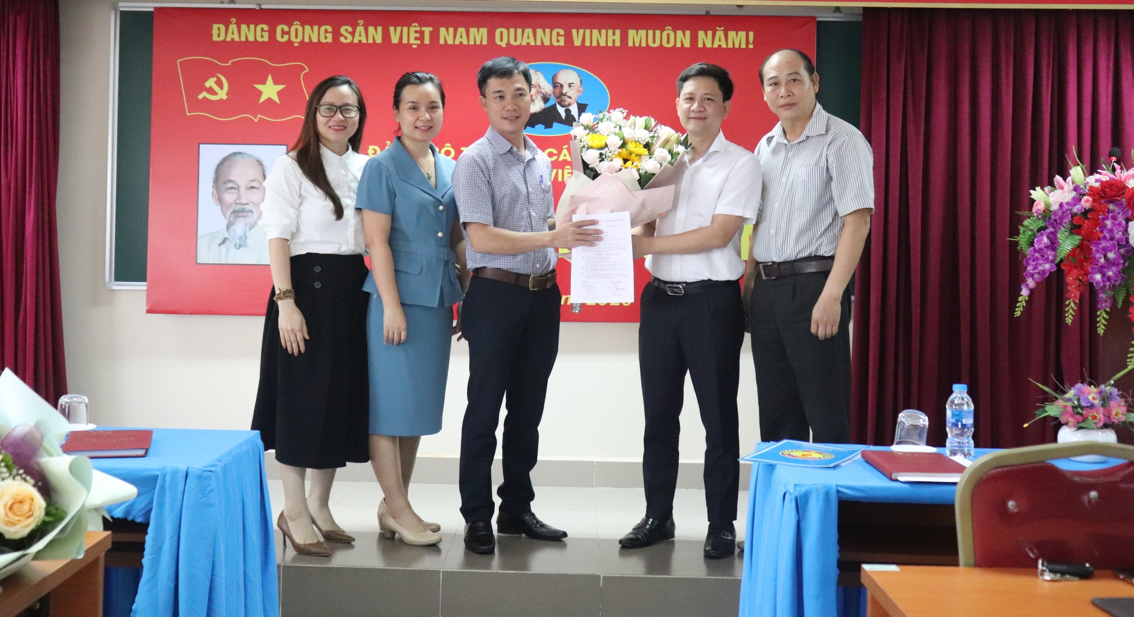 Chi bộ GV ĐT chụp hình lưu niệm