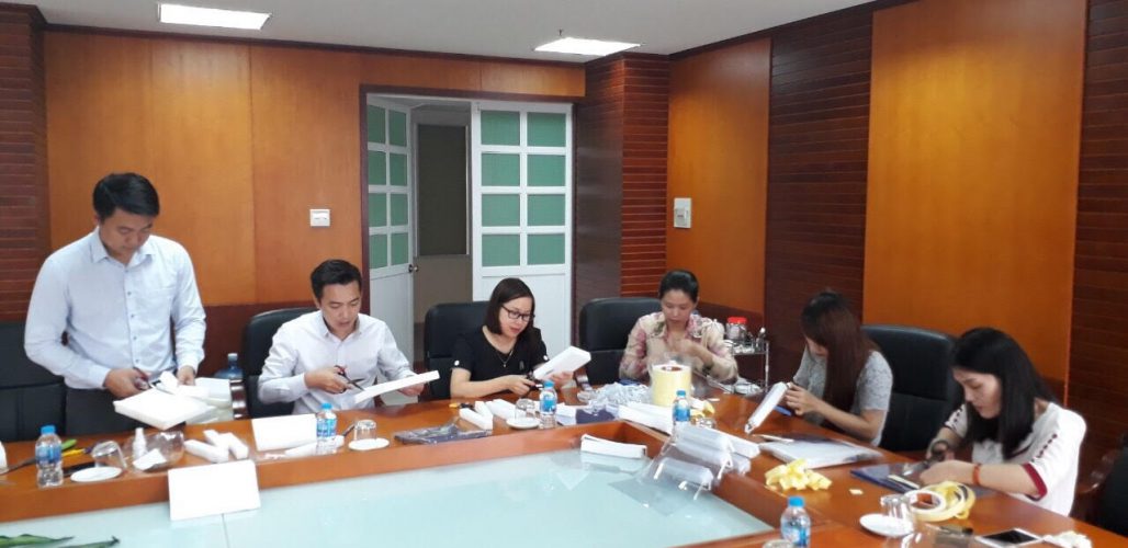 Đoàn Thanh niên Trường CBTT làm mặt nạ phòng chống dịch Covid 19