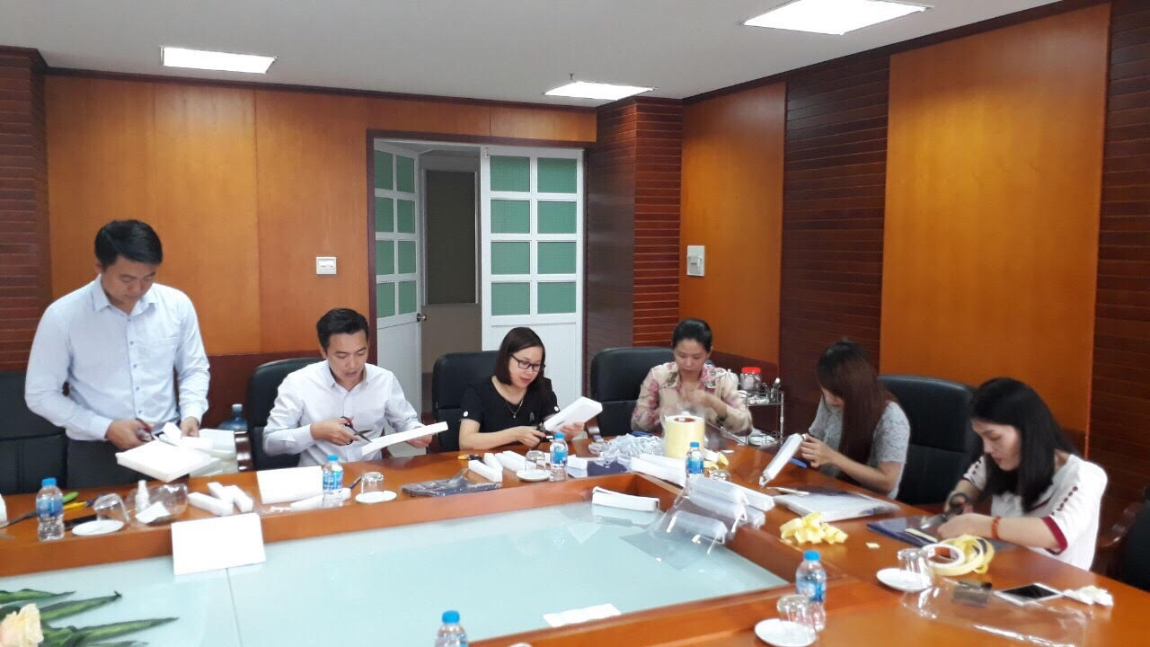 Đoàn Thanh niên Trường CBTT làm mặt nạ phòng chống dịch Covid 19