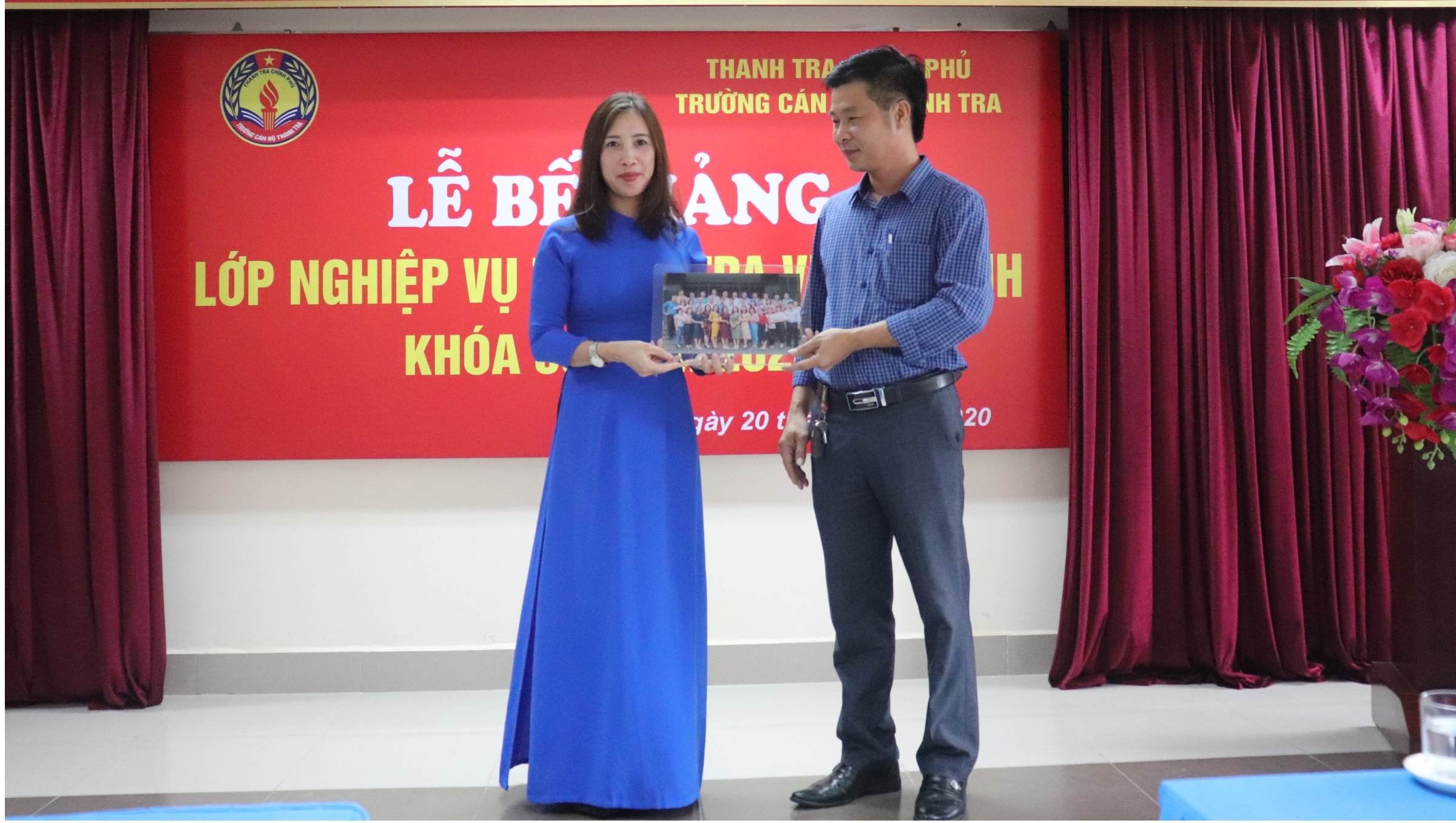 Học viên chụp hình lưu niệm với GVCN