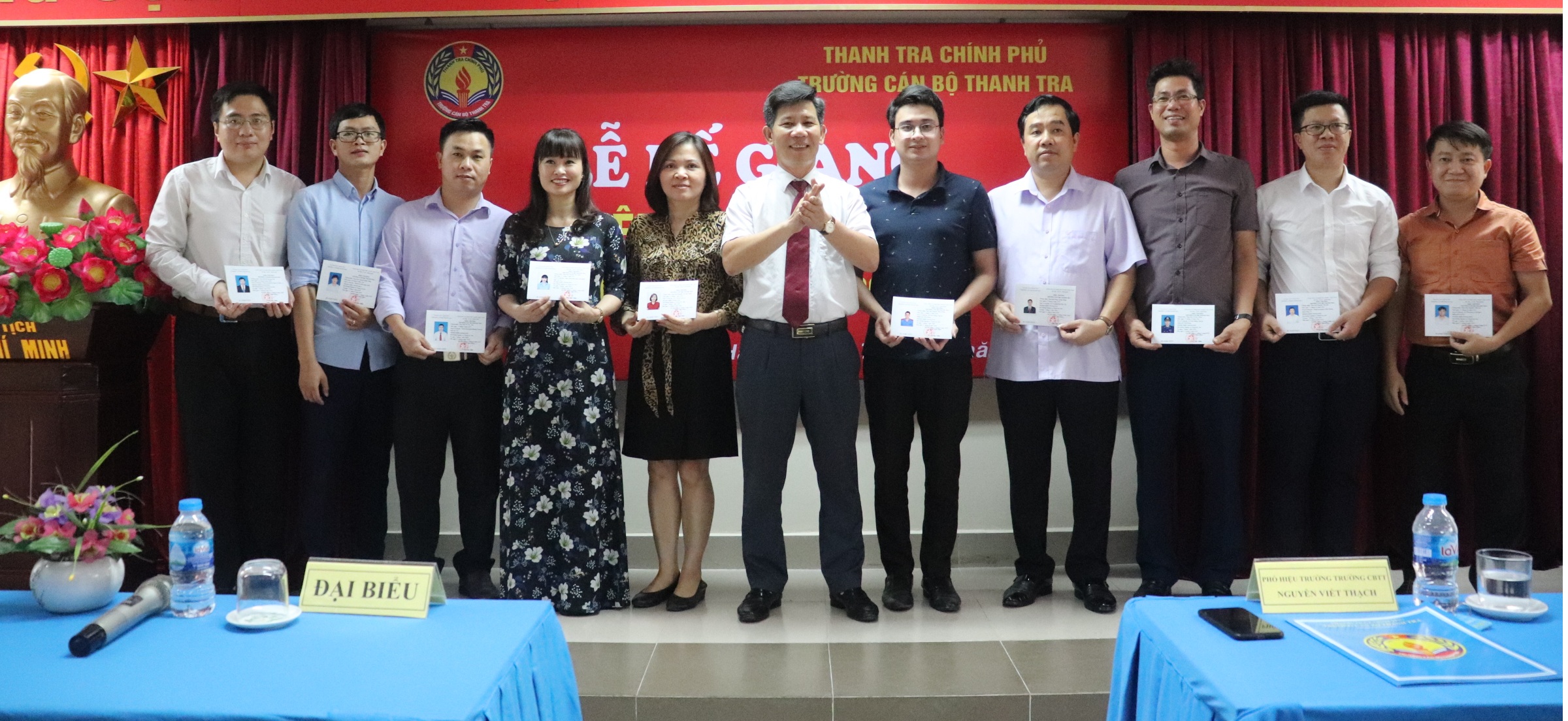 Ông Nguyễn Viết Thạch TTVCC Phó Hiệu trg Nhà trg trao chứng chỉ cho học viên