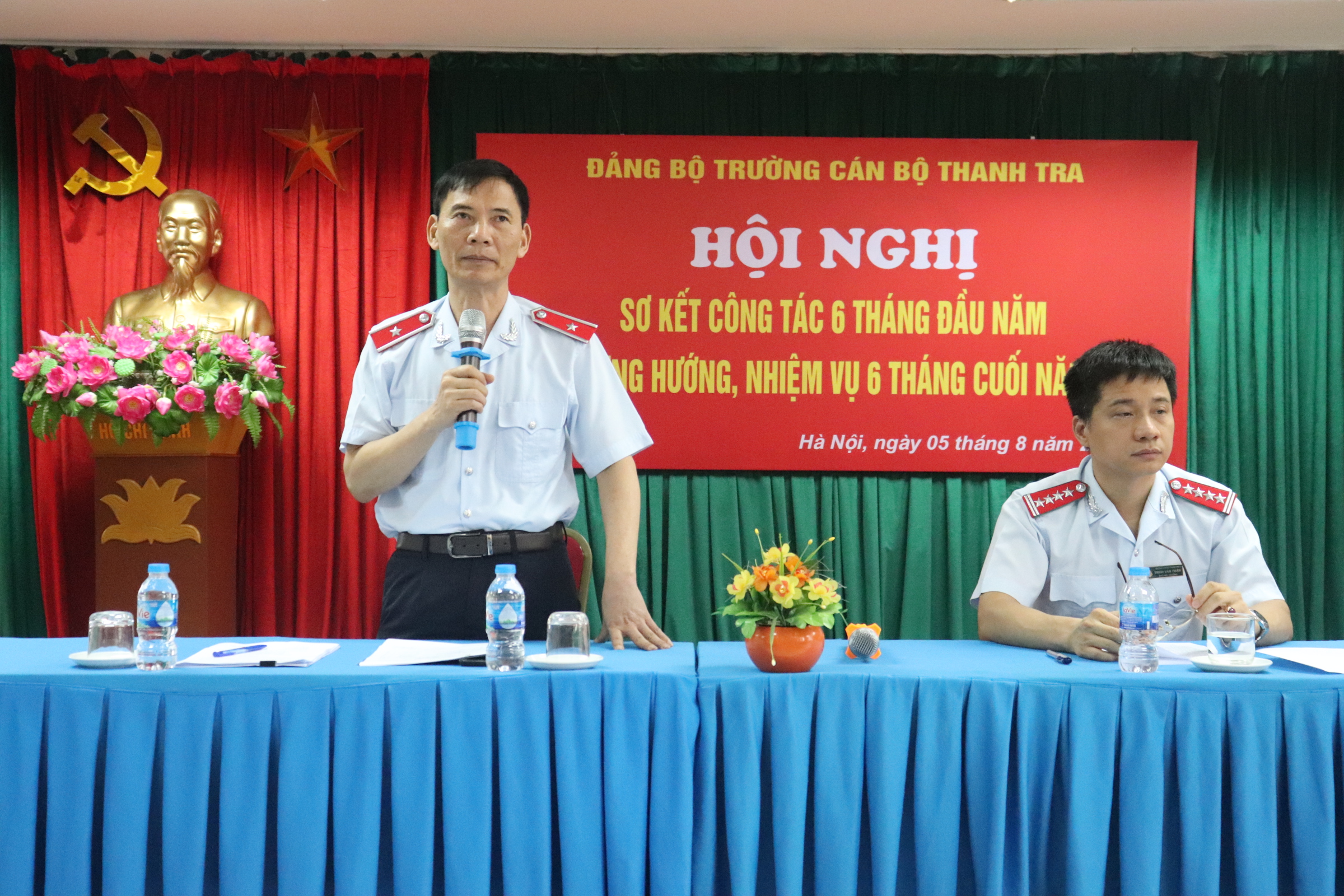 Ông Vũ Văn Chiến Bí thư Đảng ủy HTrg Nhà trường chủ trì Hội nghị